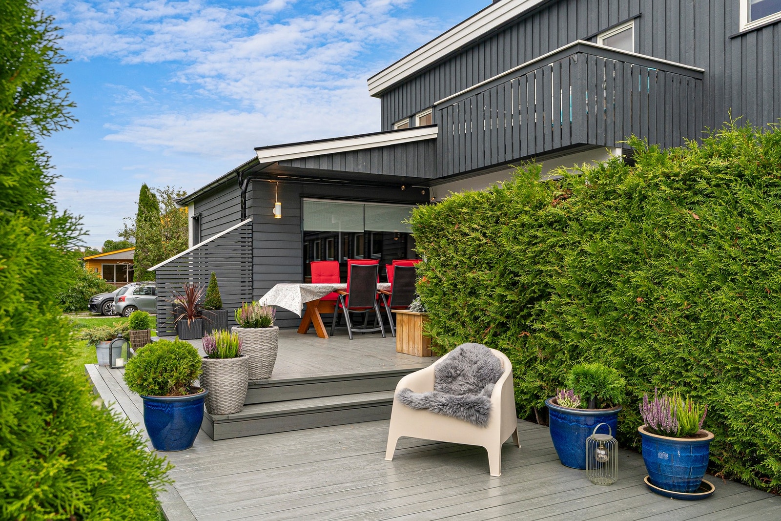 Terrasse foran huset. Galleribilde