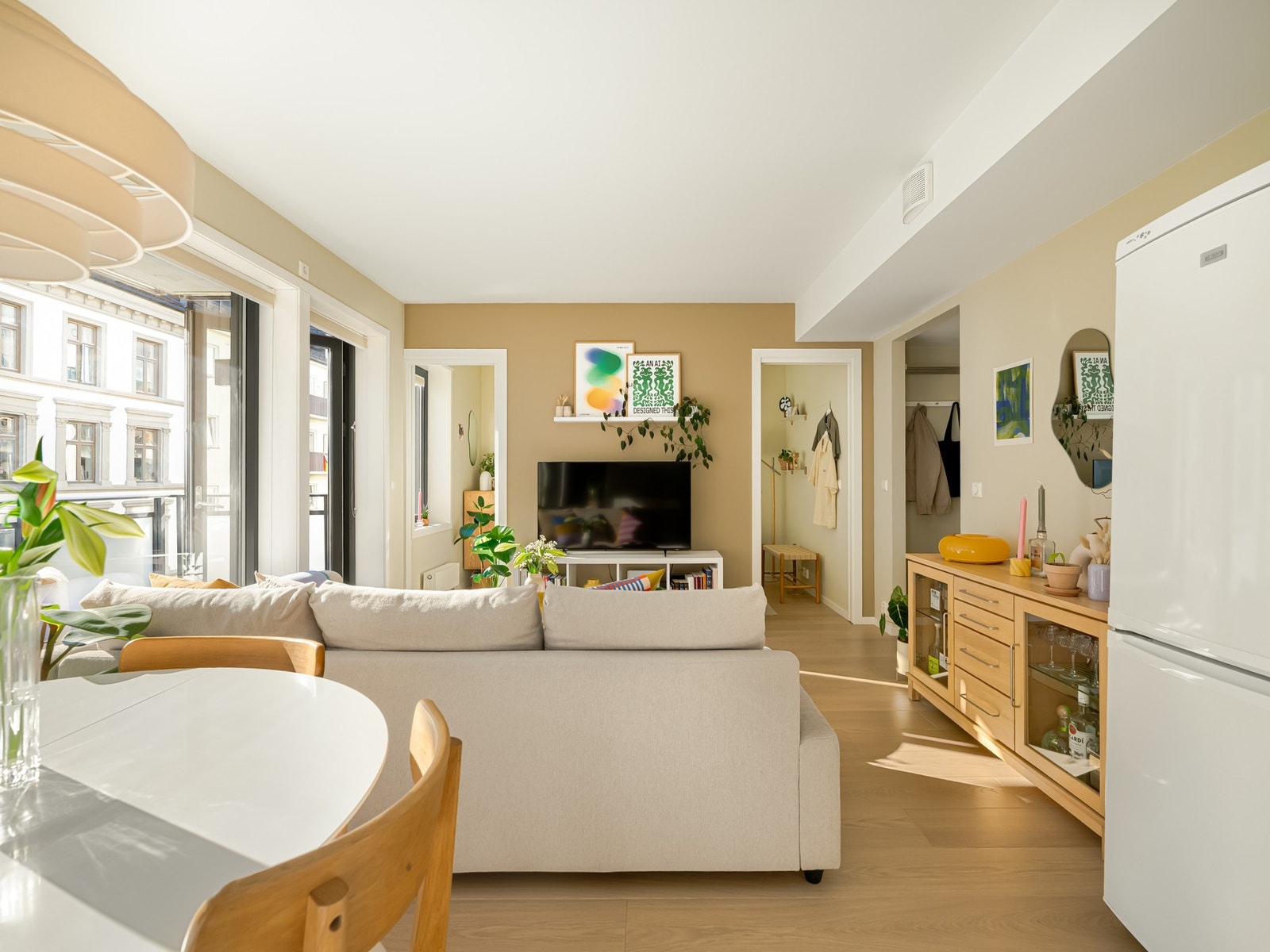 Vi er tilbake i stuen, for på motsatt side av leiligheten ligger det andre soverommet. Også verdt å nevne er at felleskostnadene inkluderer både oppvarming, varmtvann og bredbånd. Galleribilde