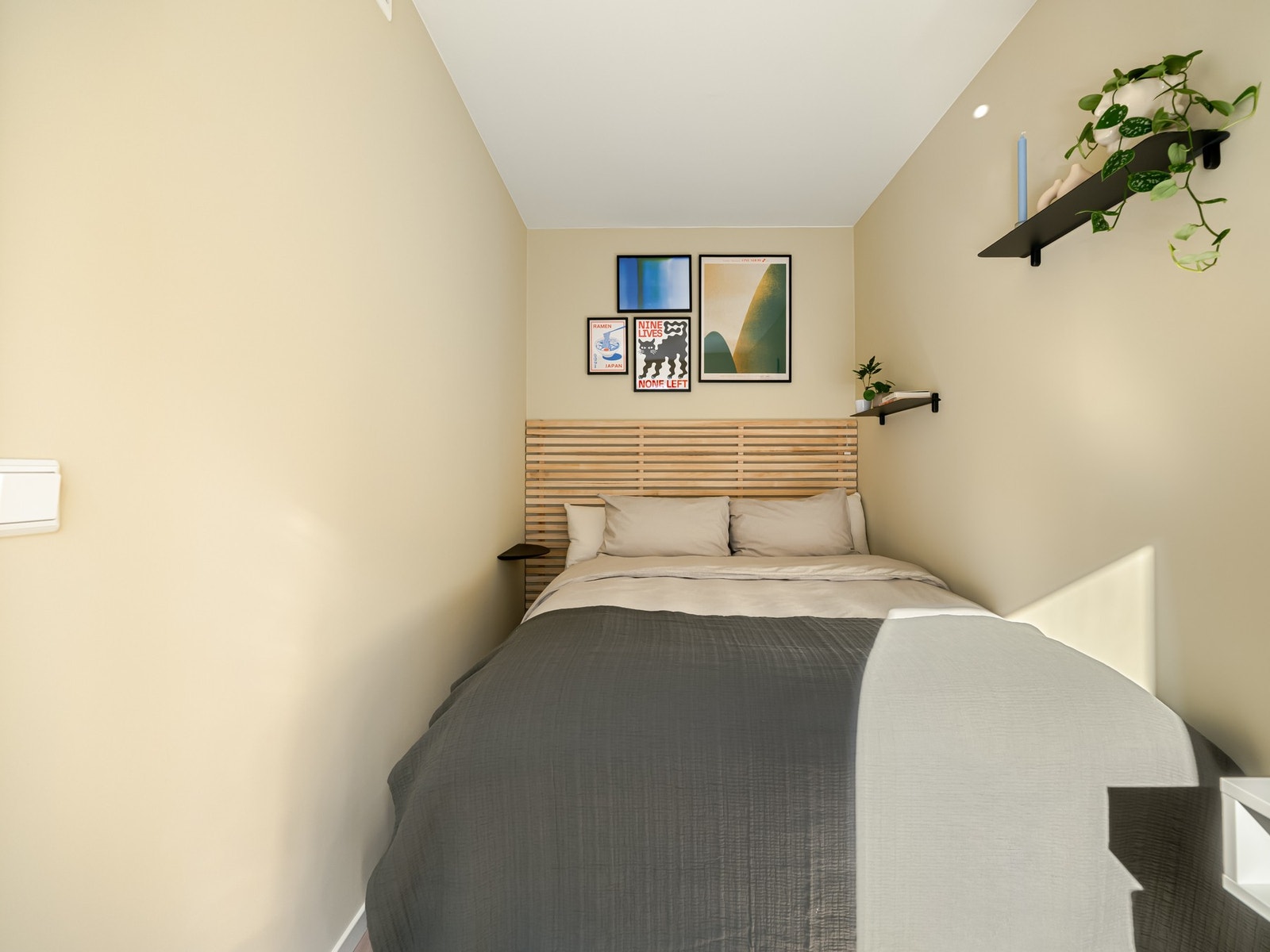 Bredden på rommet er målt til 1,85 meter, så det er fin plass til stor dobbeltseng. Galleribilde