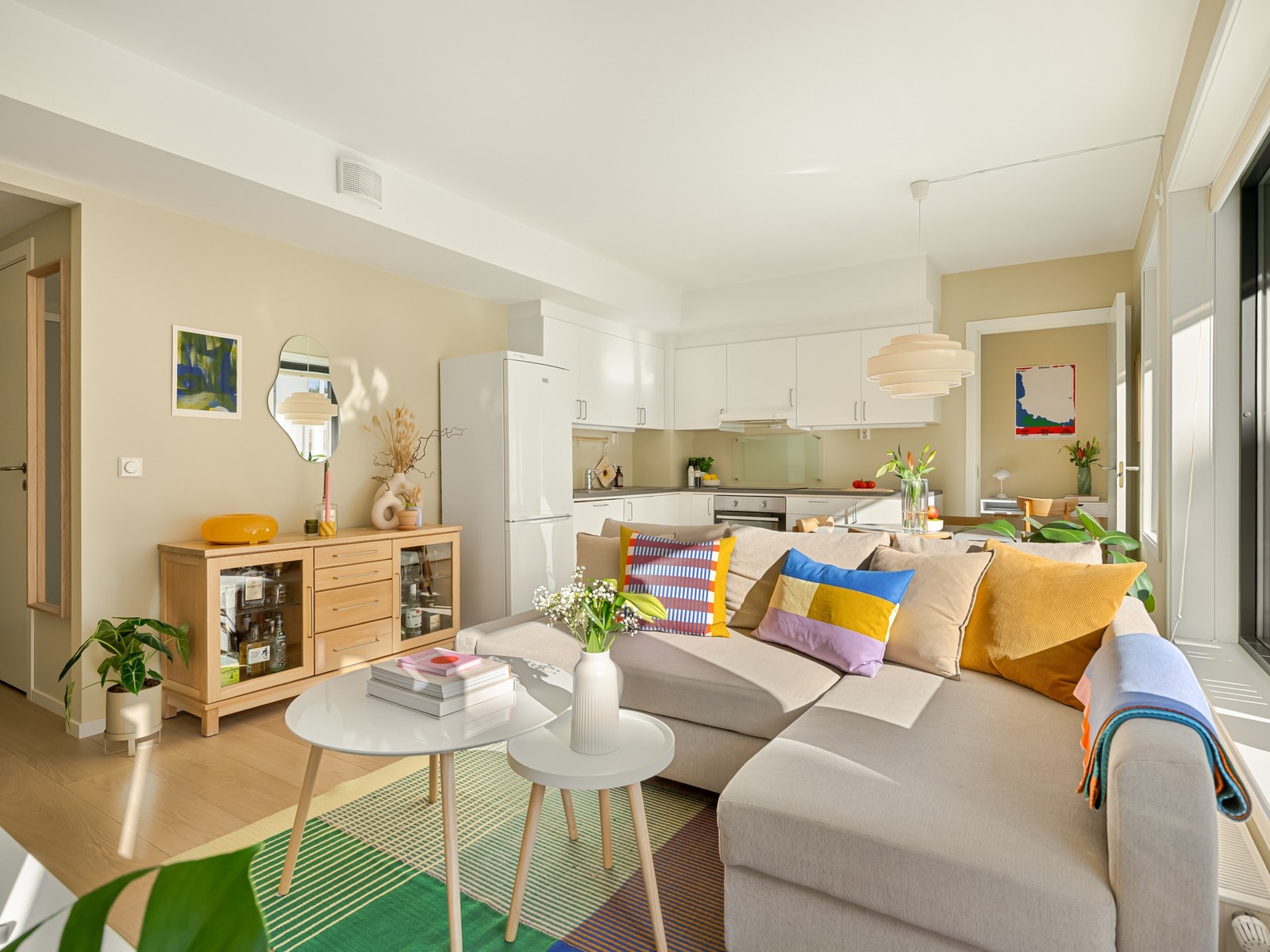 Det ville vært unaturlig å beskrive stuen uten å nevne kjøkkenet, for disse rommene henger praktisk sammen i en åpen løsning. Galleribilde