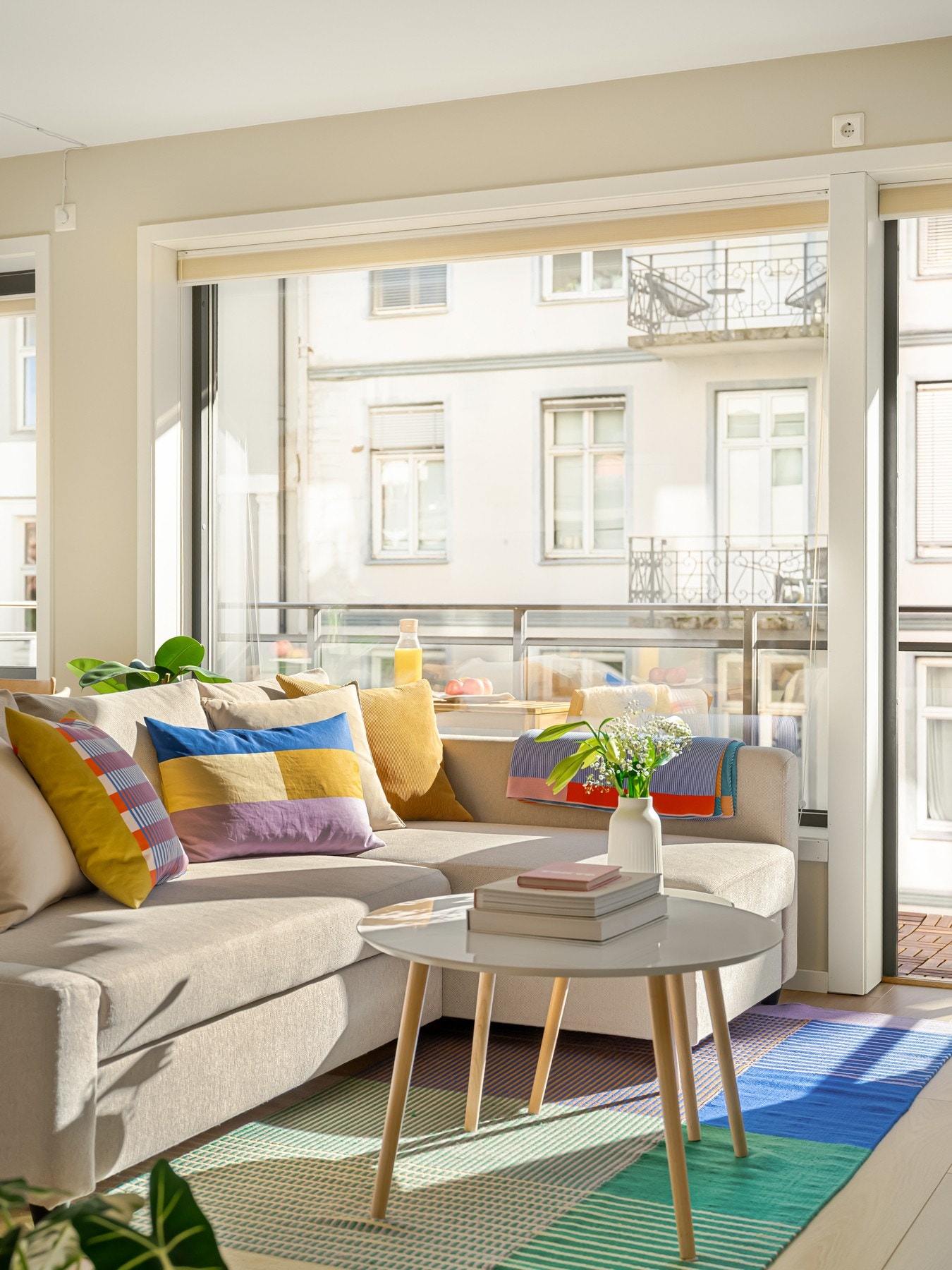 Med store vindusflater har stuen fantastisk lysinnslipp. Herfra er det også utgang til leilighetens balkongen. Galleribilde