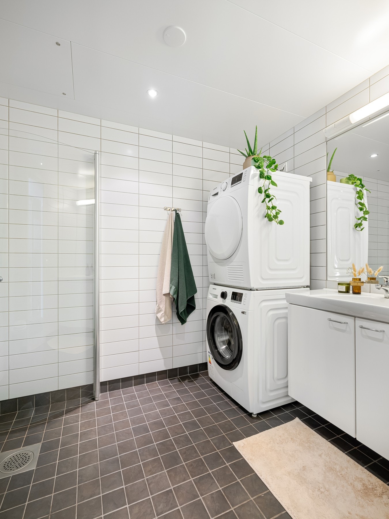 Fra entreen finner vi inngangen til badet. Badet er også fra da bygget sto ferdig i 2012. Galleribilde