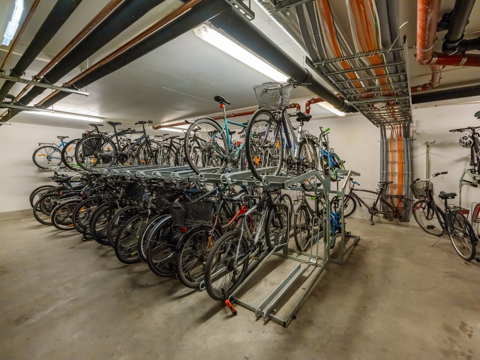 I byggets kjeller er det garasjeanlegg med mulighet for leie og kjøp ved ledig kapasitet. Der er det også felles sykkelparkering med lås. Galleribilde