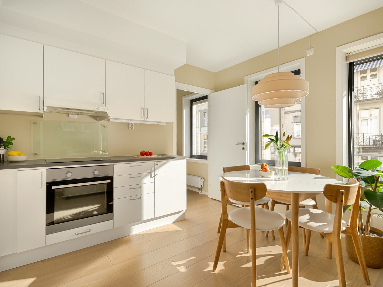 Det er også plass til spisegruppe ved kjøkkenet. Her kan du virkelig skape et hyggelig og sosialt rom! Galleribilde