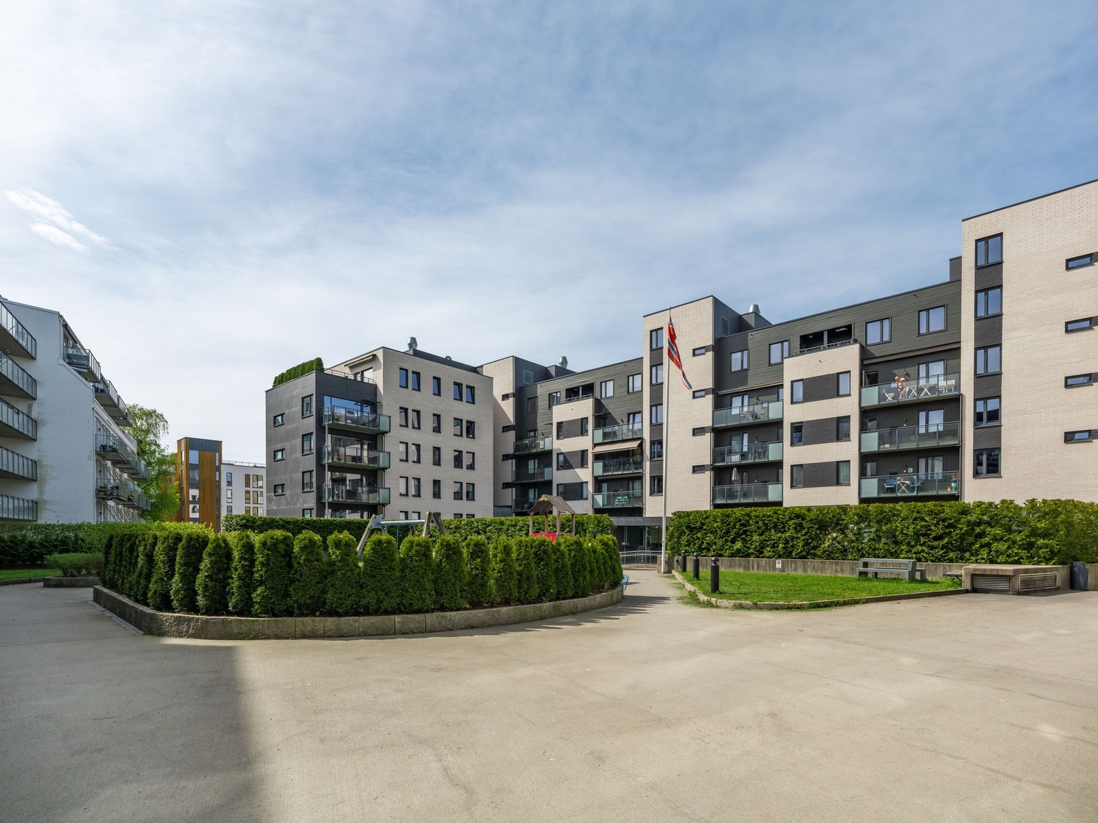 Sameiet Torshov Torg er svært populært, og har nærhet til en rekke servicetilbud. Her har du alt du behøver i umiddelbar nærhet! Gårdsrommet er lukket for beboere og er tilpasset både store og små. Galleribilde