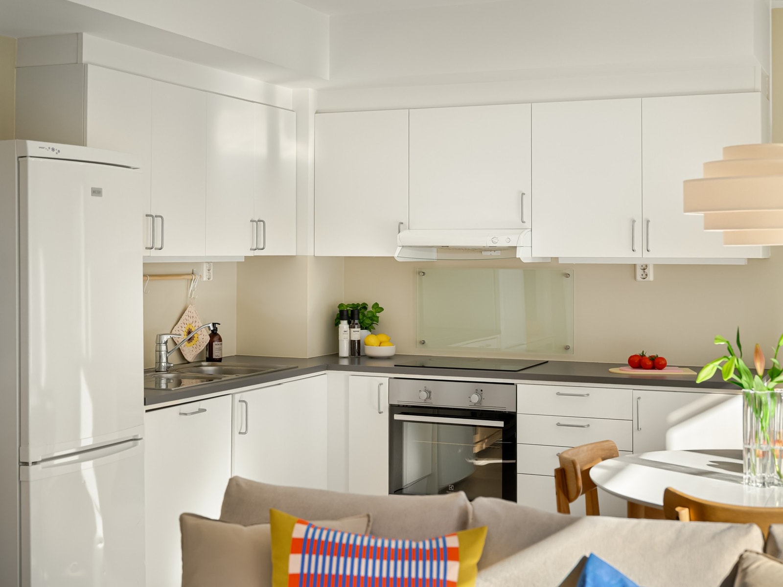 Kjøkkenet er fra 2012 og har slette fronter, benkeplate av laminat og generøst med skapplass i over- og underskap. Under overskapene er det benkebelysning som er praktisk for matlagingen. Galleribilde