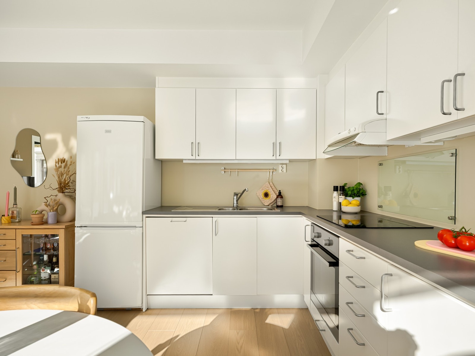 Komfyr og oppvaskmaskin er integrert, mens kombiskapet er frittstående. Hvitevarene på kjøkkenet medfølger. Galleribilde