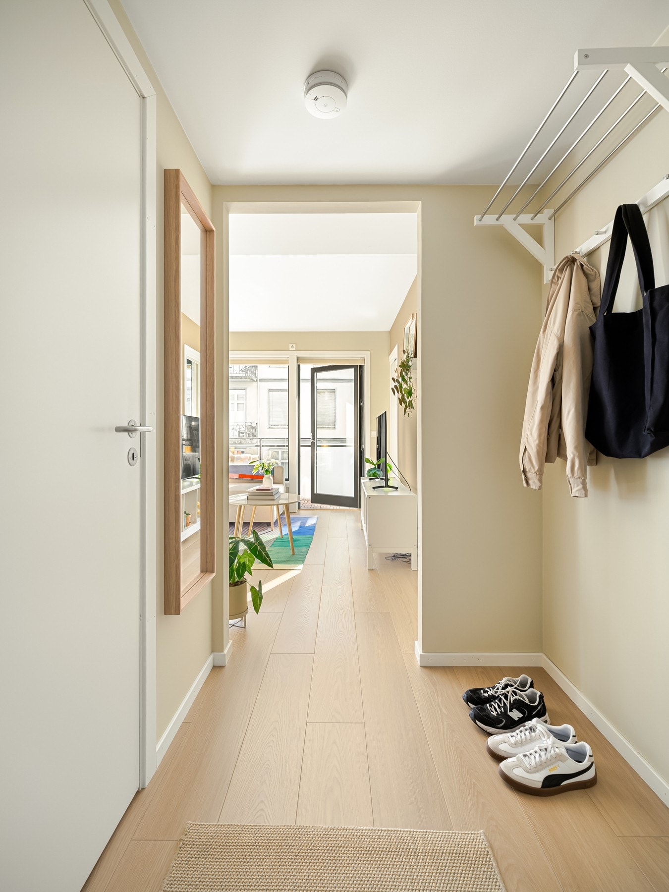 Entreen gir et godt førsteinntrykk av boligen. Herfra har man blant annet tilgang til et romslig walk-in-garderobe. Det er luksus! Galleribilde