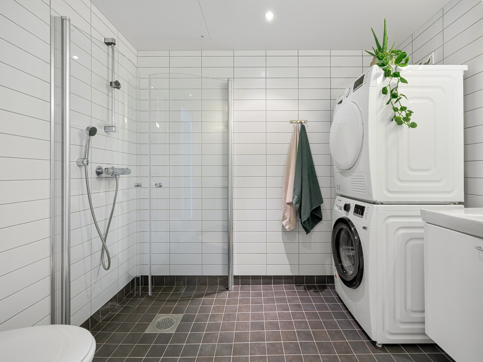 Det er naturligvis varme i gulvet og plass til både vaskemaskin og tørketrommel. Galleribilde