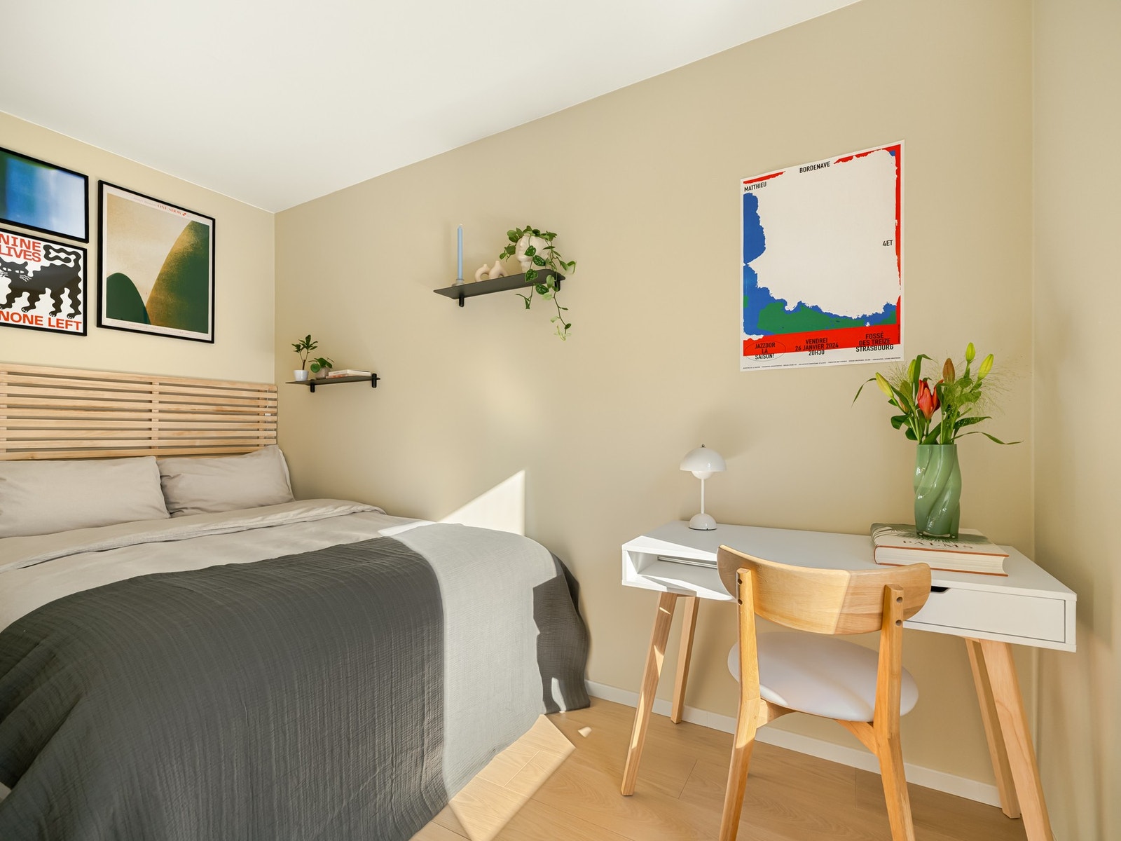 Begge soverommene er av fin størrelse. Her er det plass til både dobbeltseng og skrivebord. Galleribilde