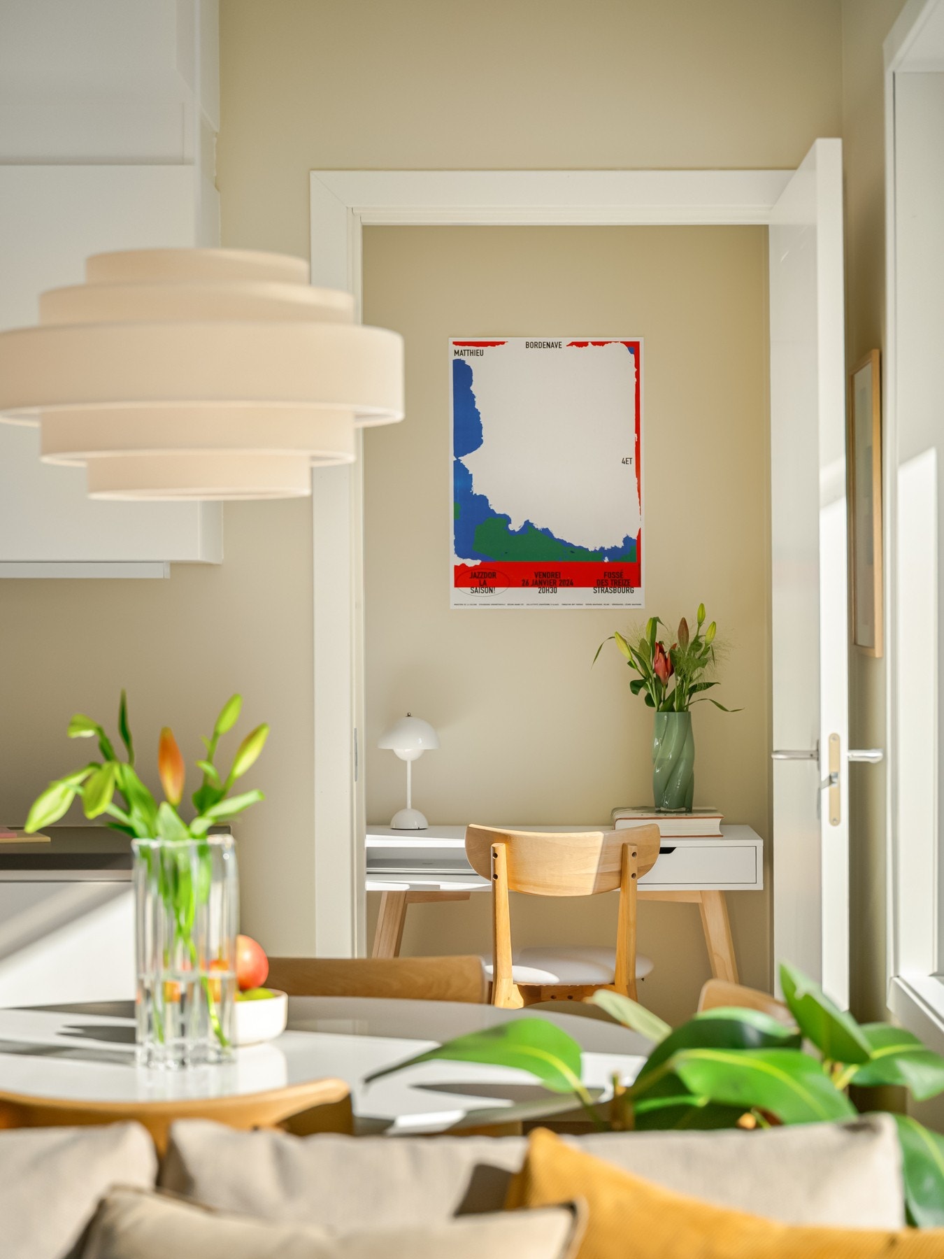 Fra kjøkkenet finner vi inngangen til det første av i alt to soverom. Galleribilde