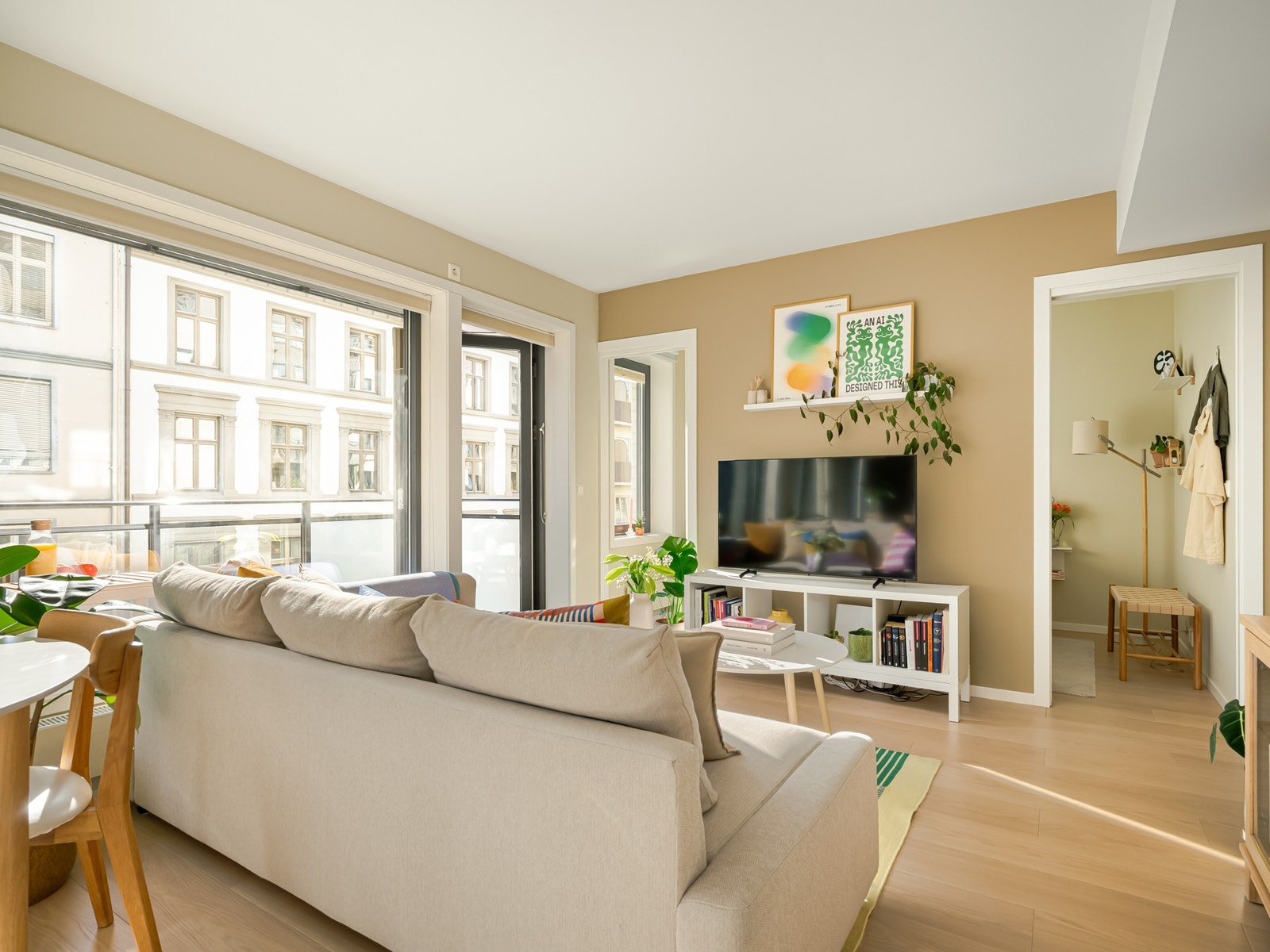 Alle rom har spesialtilpasset solskjerming. Gulv er belagt med slitesterk laminat fra 2023. Galleribilde