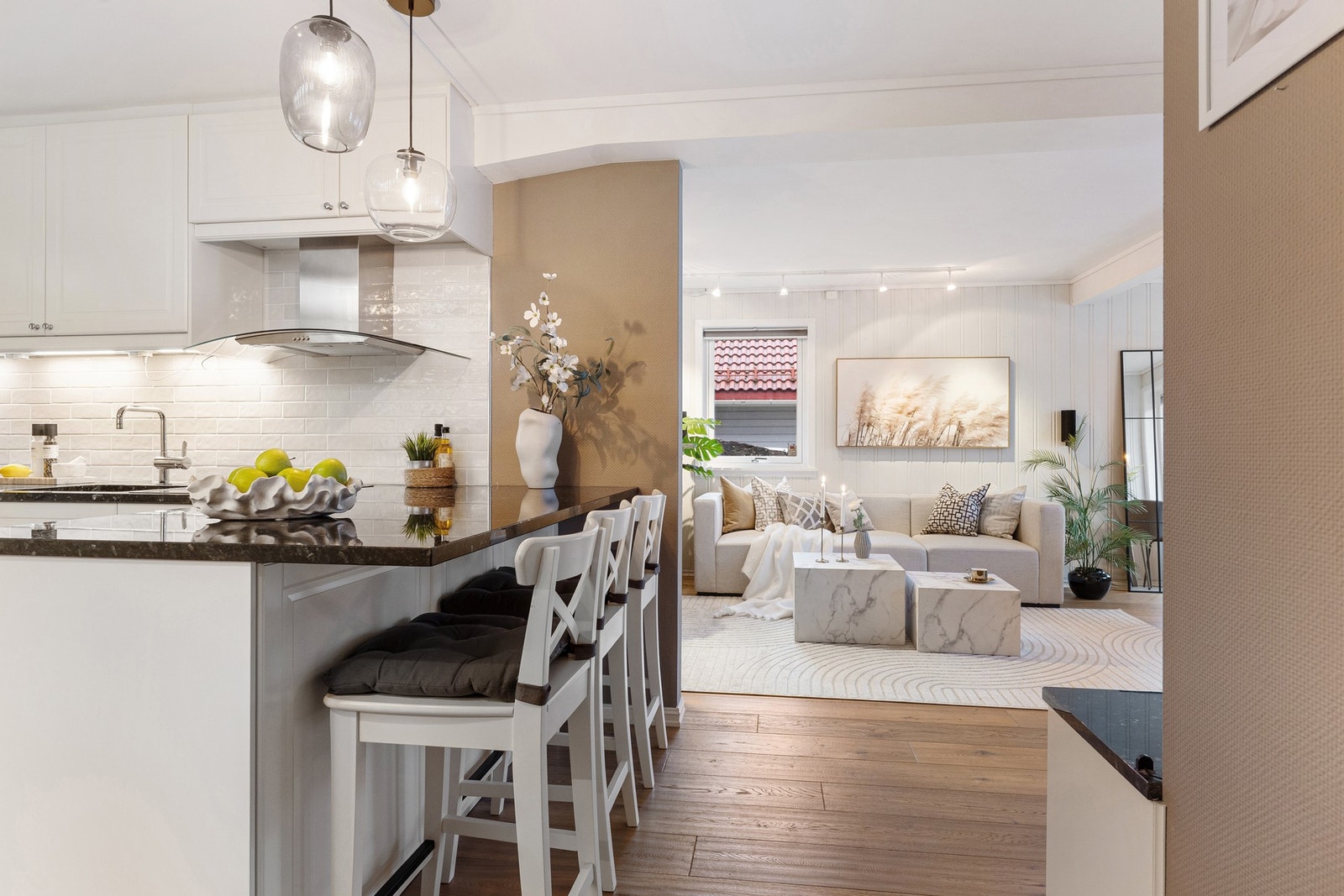 Kjøkkenet har en god utforming, halvøy med barløsning og rikelig med arbeidsplass Galleribilde