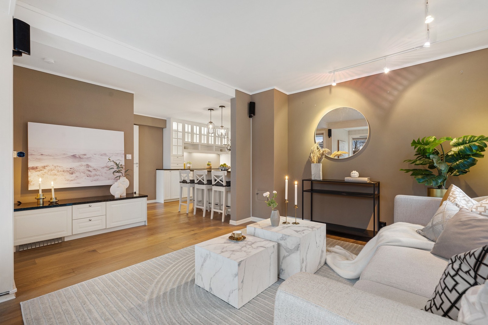 Lys og åpen stue med tilknytning til et romslig kjøkken Galleribilde