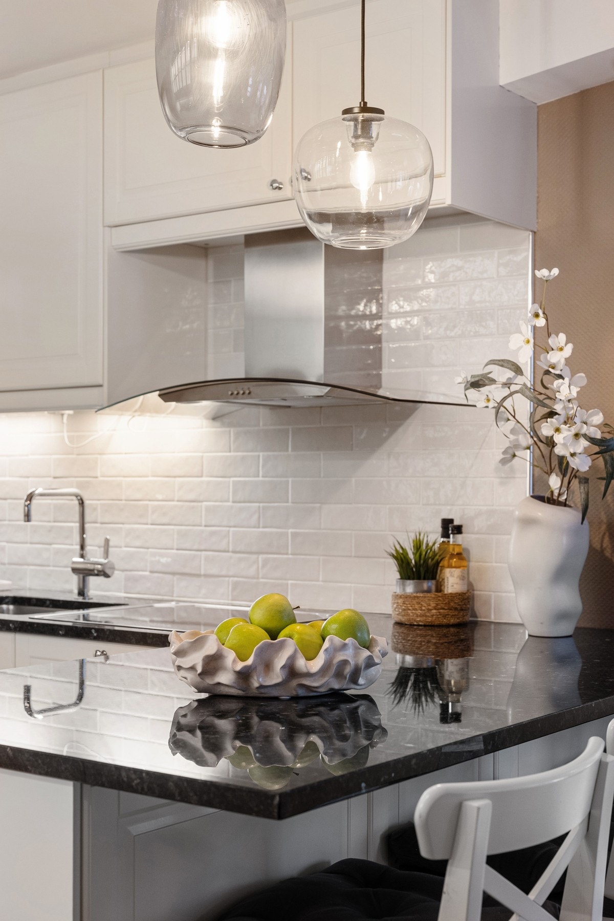 Benkeplate i mørk stein gir en fin kontrast Galleribilde