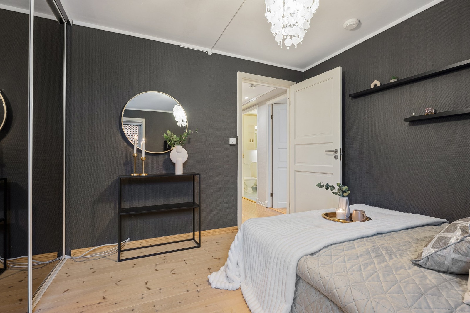 Soverommet har god plass til en dobbeltseng Galleribilde