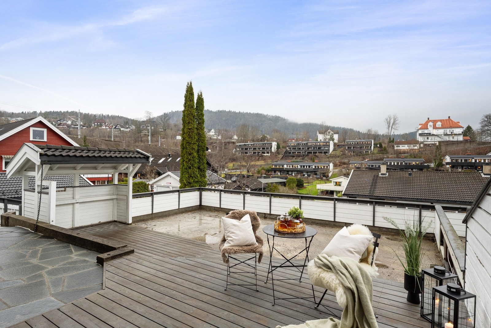 Åpen og luftig uteplass med nydelig utsikt Galleribilde