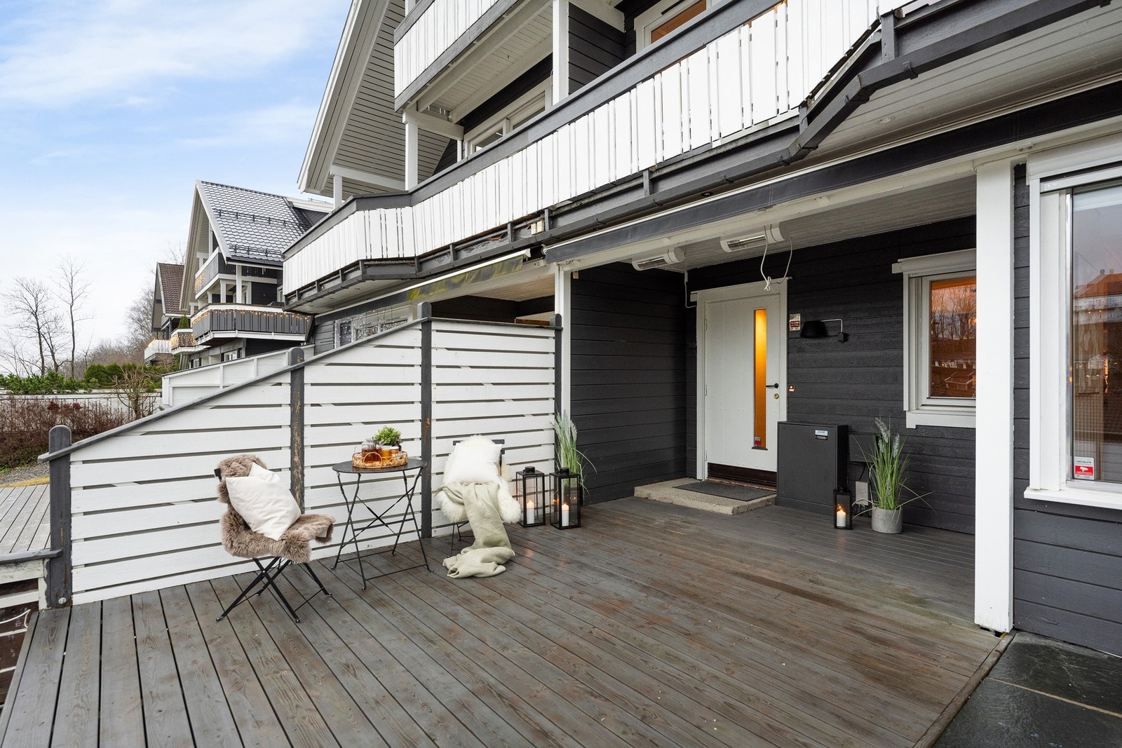 Boligen har inngangsparti via eget terrasseområde Galleribilde