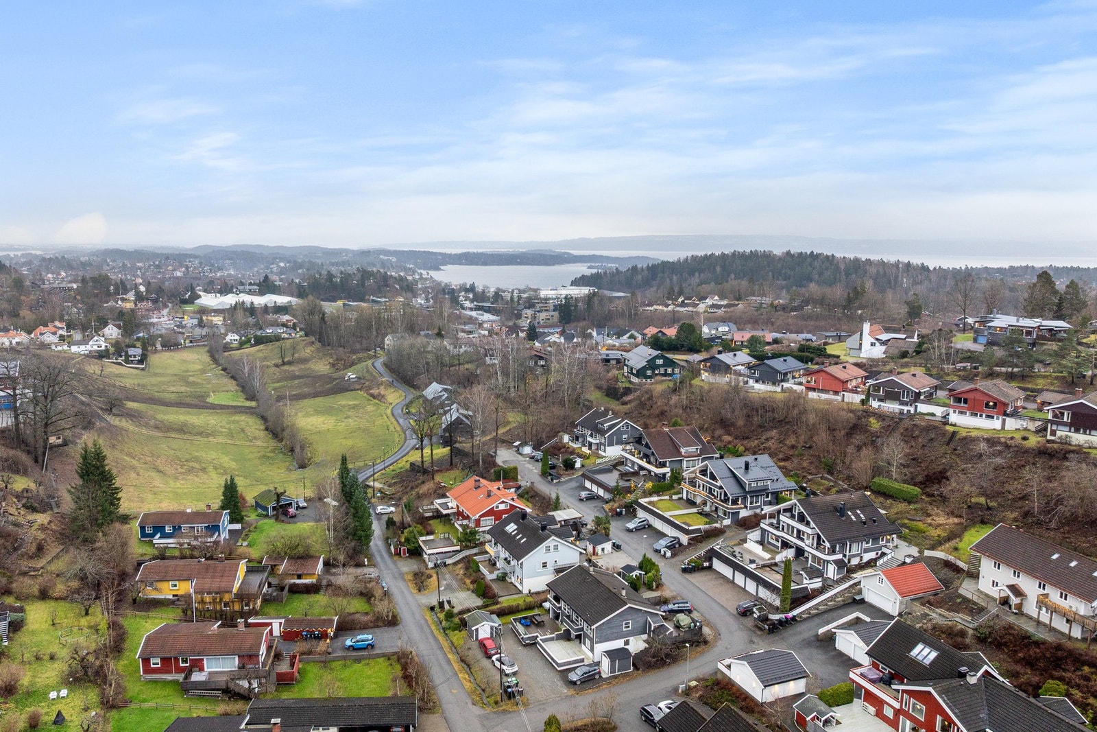 Boligen ligger i rolige og naturskjønne omgivelser Galleribilde