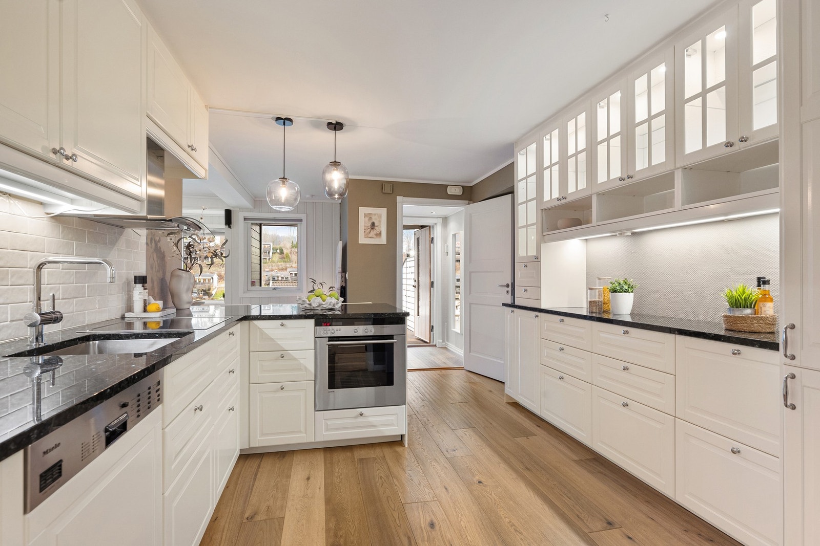 Moderne kjøkkeninnredning fra 2015 i en klassisk stil Galleribilde