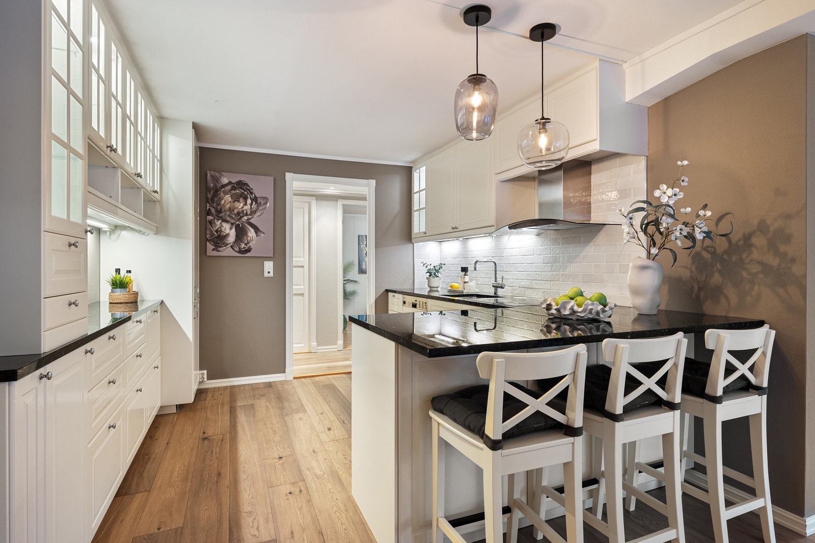 Stort og innholdsrikt kjøkken med praktisk barløsning Galleribilde