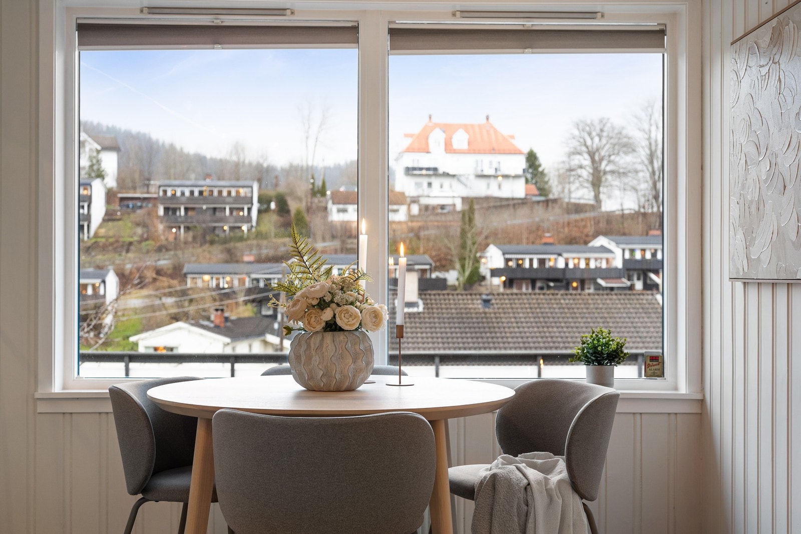 Lys og tiltalende 2-roms med stilrent kjøkken, romslig terrasse og fredelig beliggenhet Galleribilde