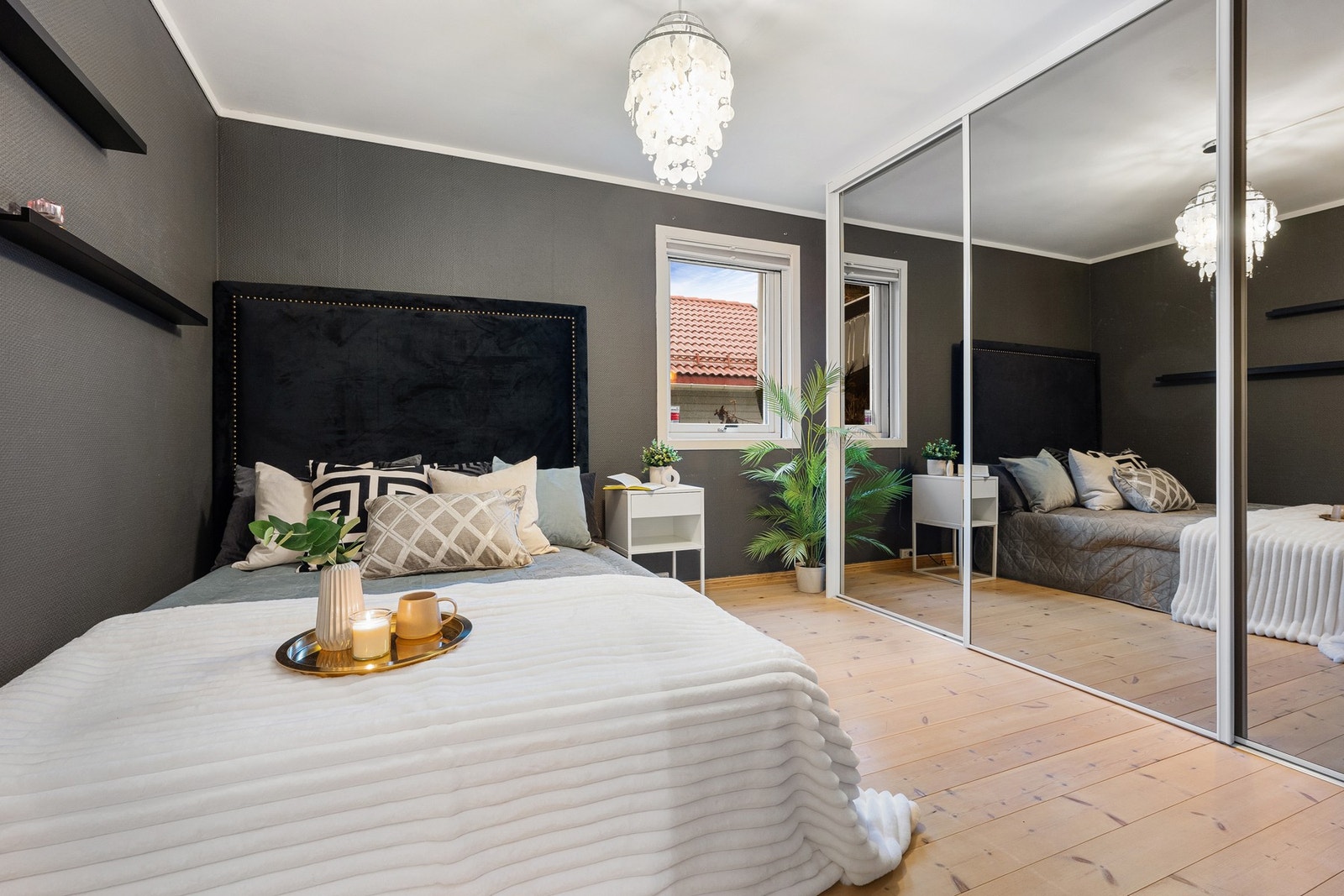 Stort soverom med romslig skyvedørsgarderobe Galleribilde