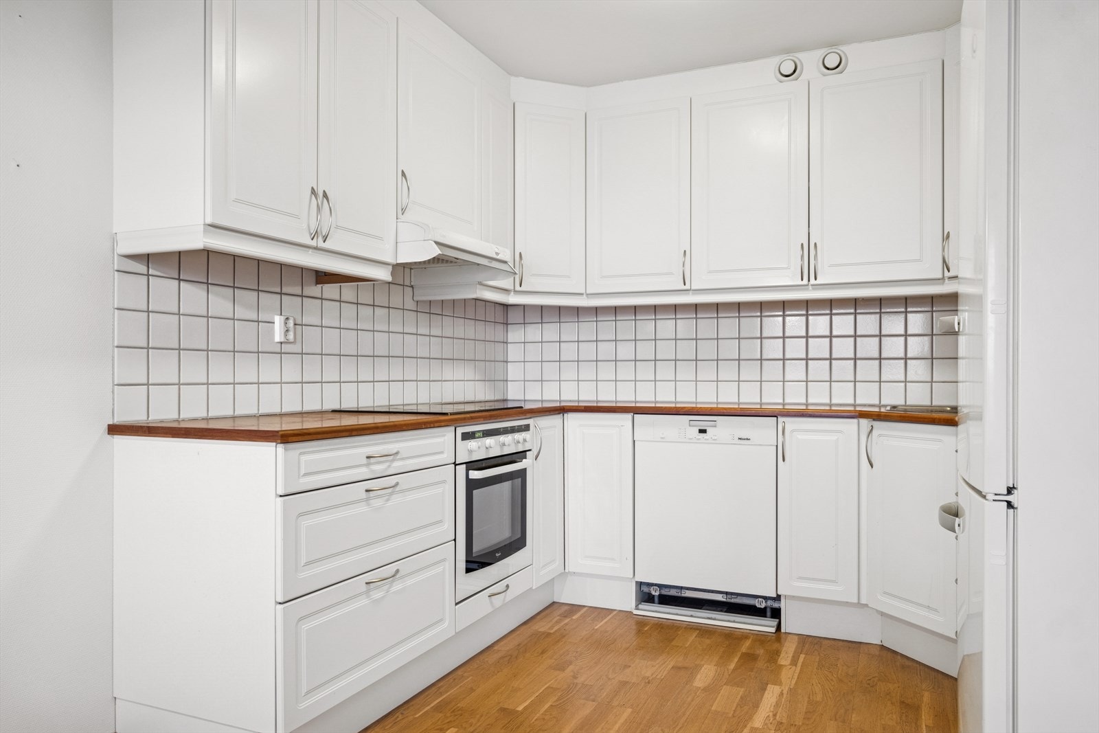 Trivelig og funksjonelt kjøkken med god skap- og benkeplass, tilrettelagt for en komfortabel hverdag Galleribilde