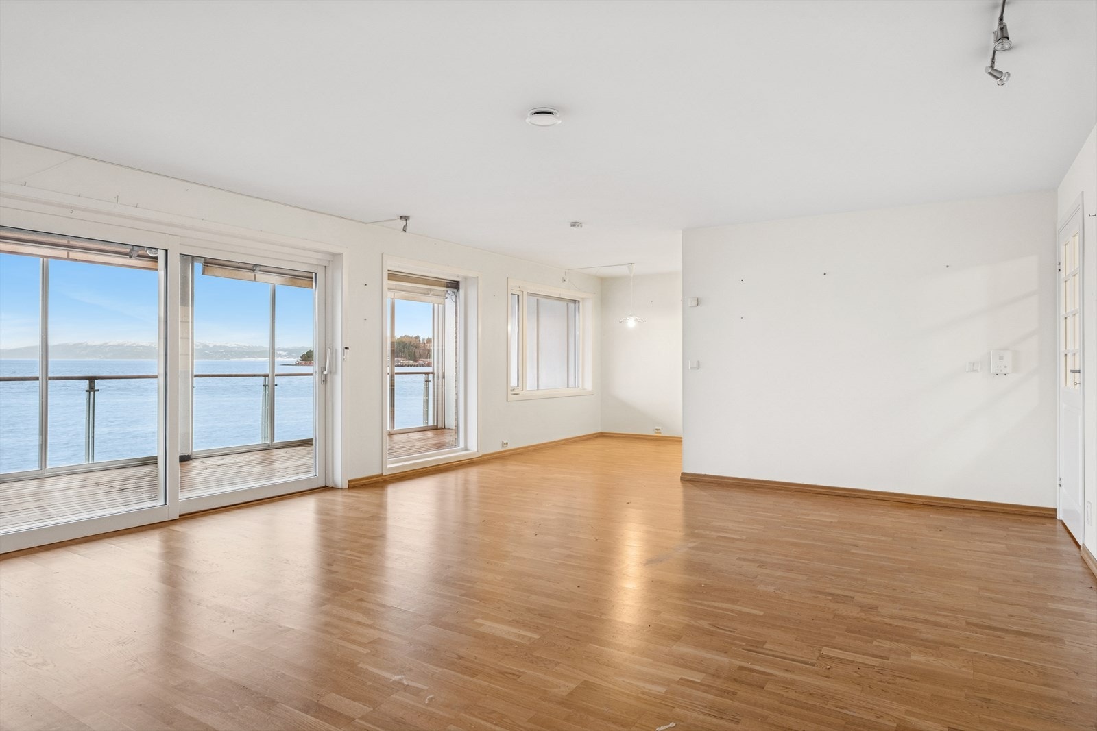 Lys og romslig stue med store vindusflater som gir en rolig og behagelig atmosfære Galleribilde