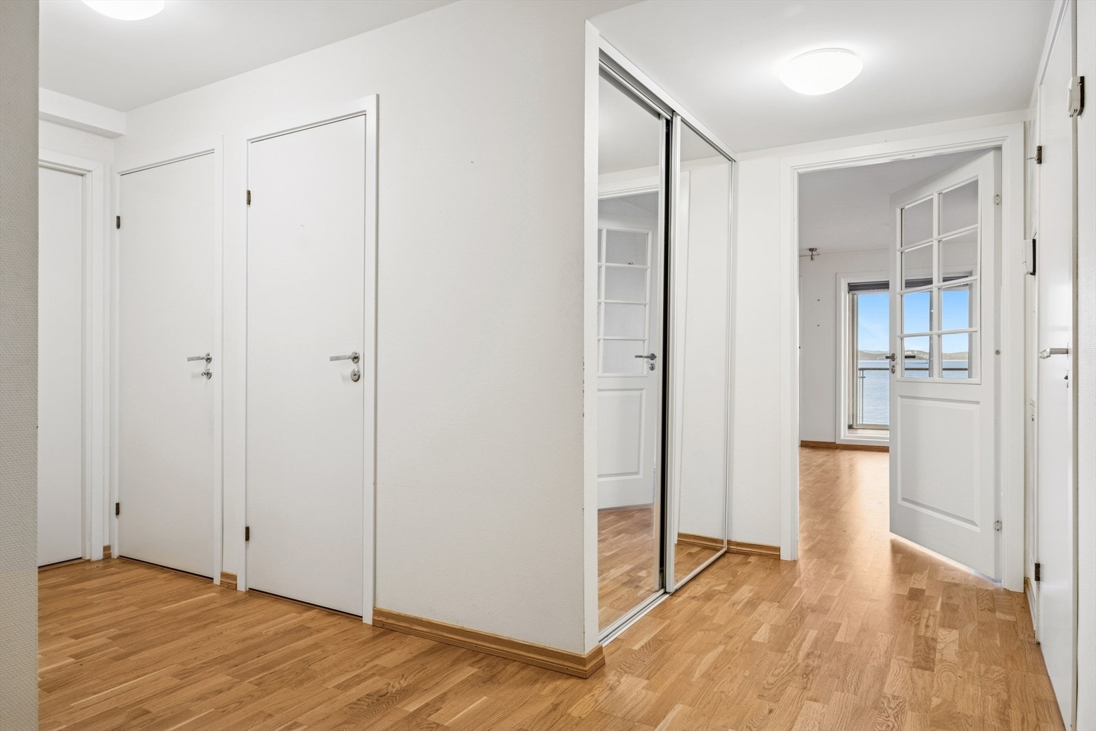 Innbydende entré med praktisk garderobeløsning og god oppbevaringsplass Galleribilde