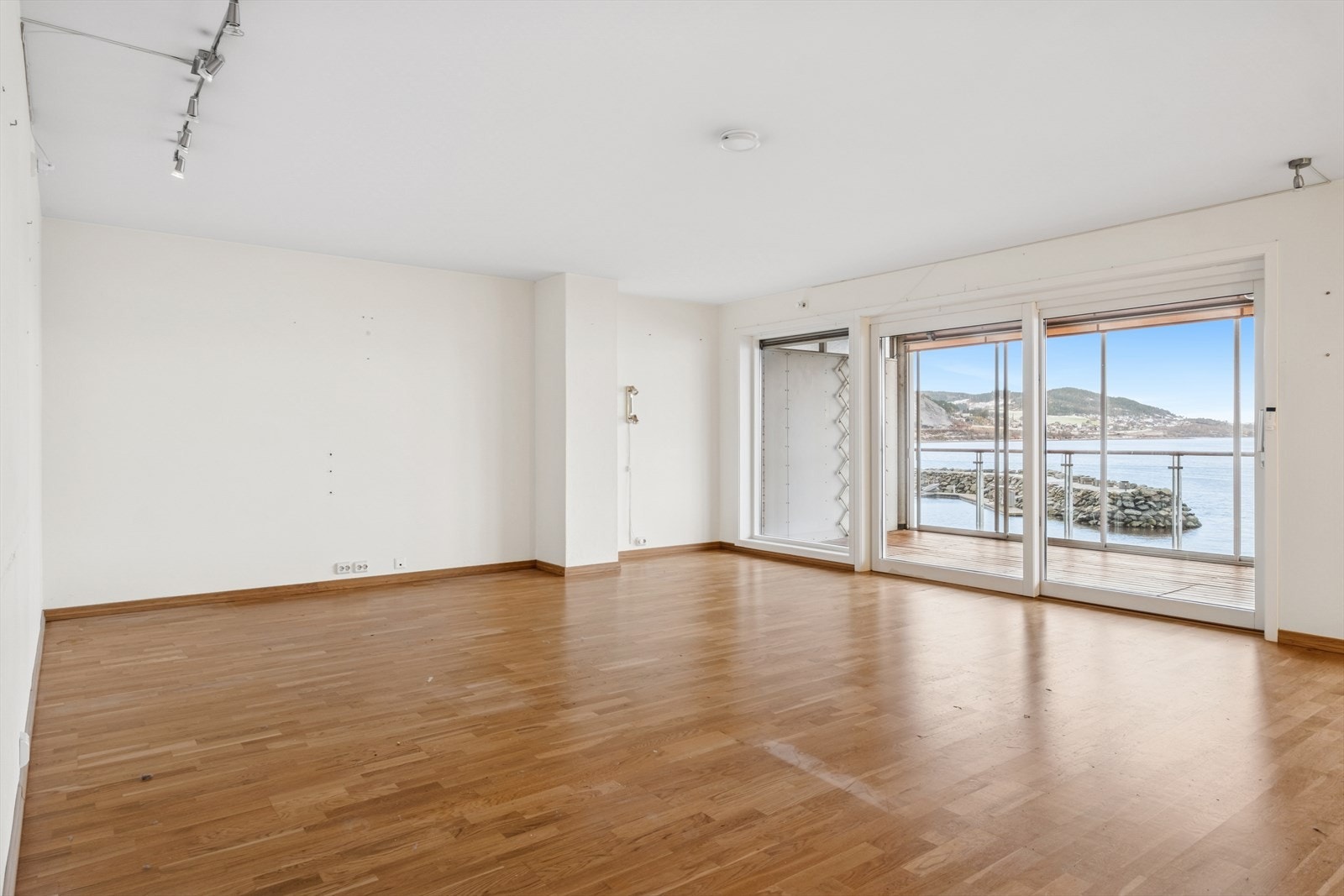 Stuen har god romfølelse og er enkel å møblere, med naturlige soner for både avslapning og samvær Galleribilde