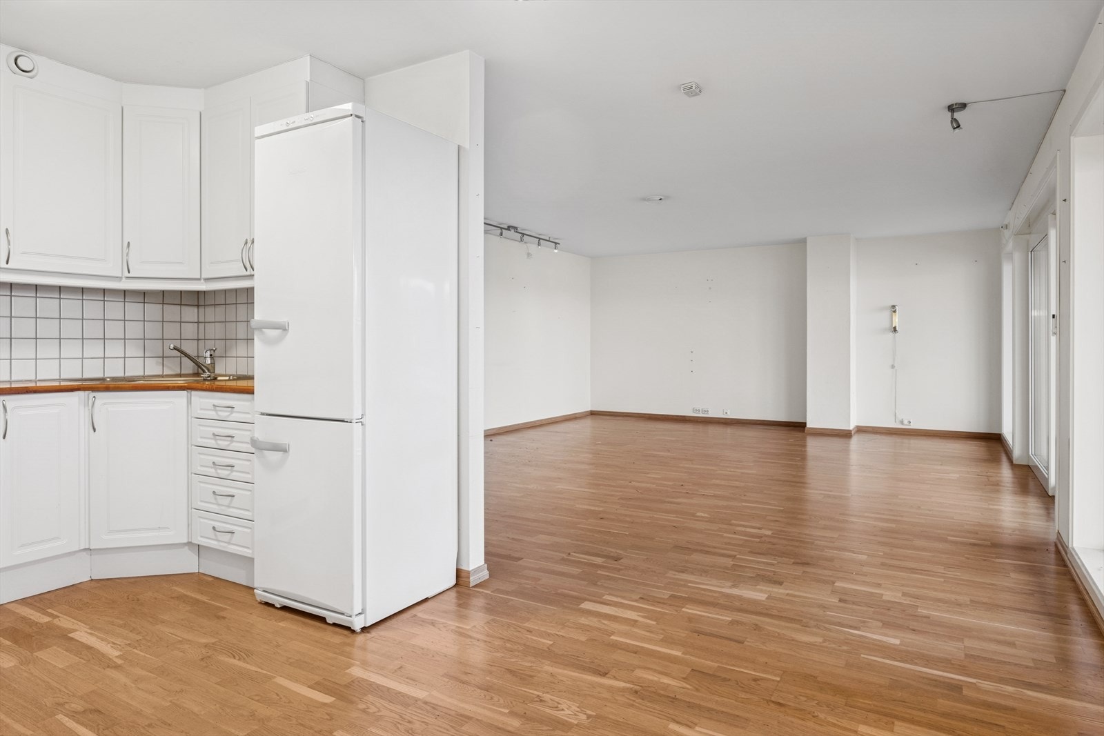 Integrert stekeovn og platetopp, åpen løsning fra kjøkken mot stue Galleribilde