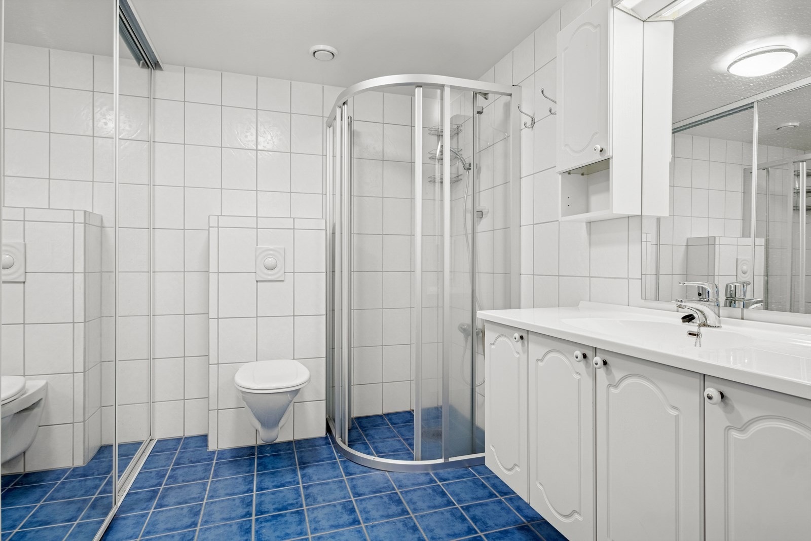 Flislagt bad med vannbåren gulvvarme Galleribilde