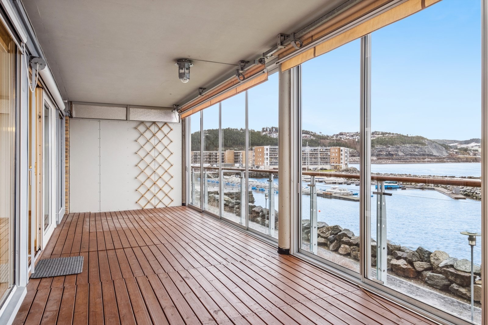 Innglasset balkong som gir en lun og skjermet uteplass med nydelig utsikt Galleribilde