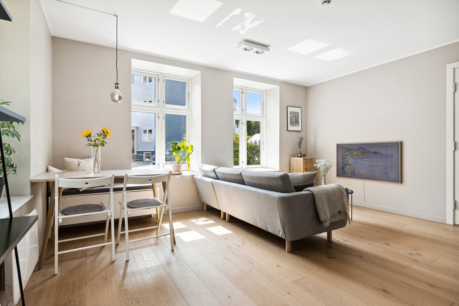 Store vindusflater sørger for rikelig med naturlig lysinnslipp Galleribilde