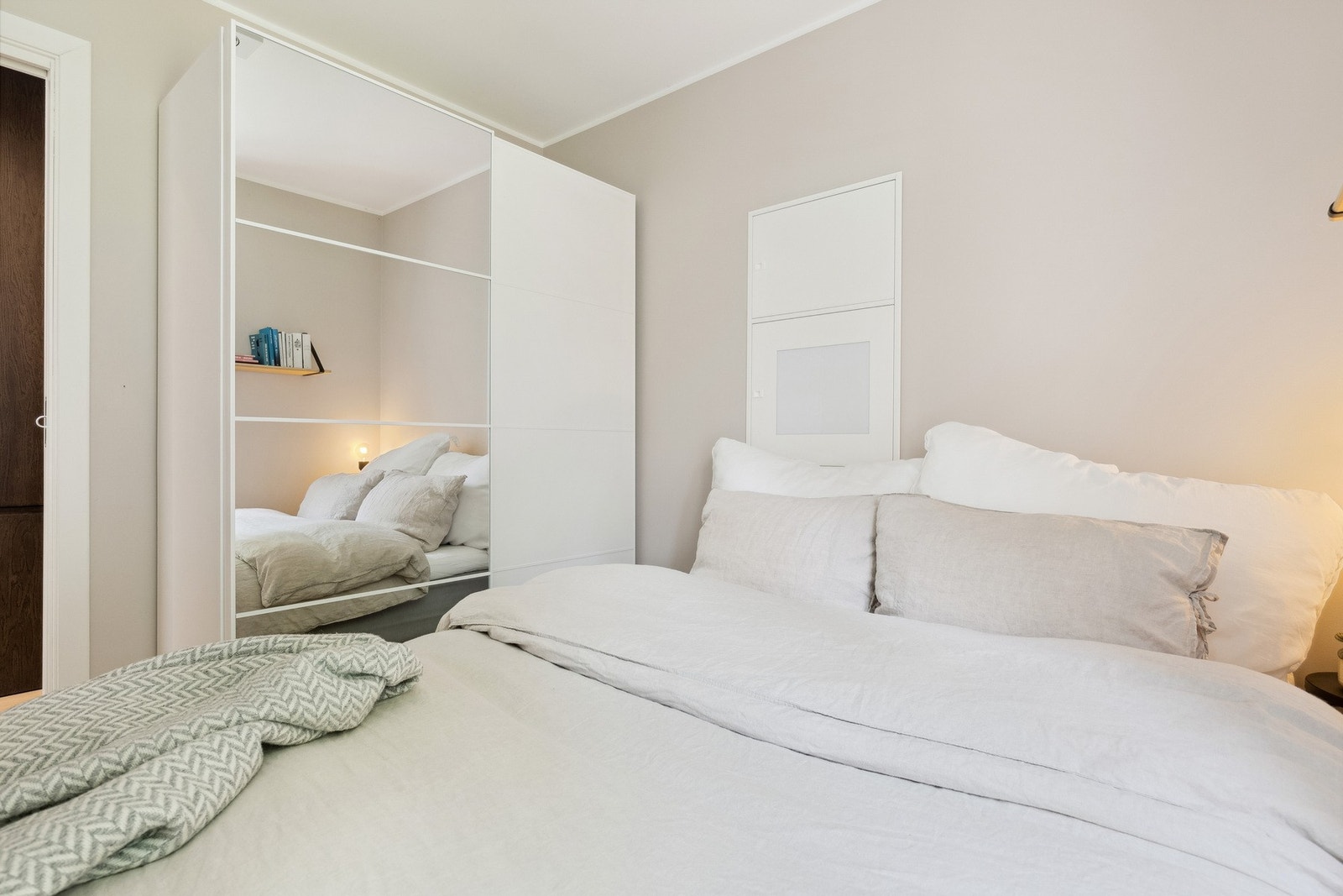 Garderobeskap medfølger handelen Galleribilde