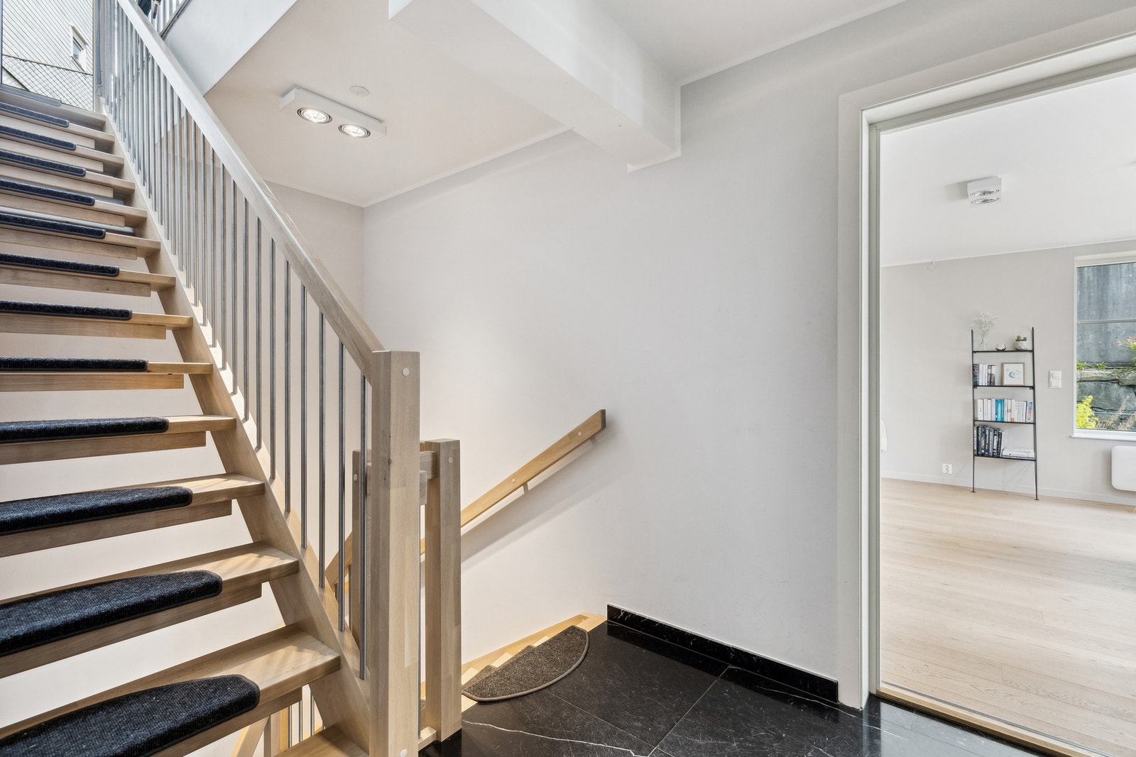 Adkomst til leiligheten via trapper i heltre eik Galleribilde