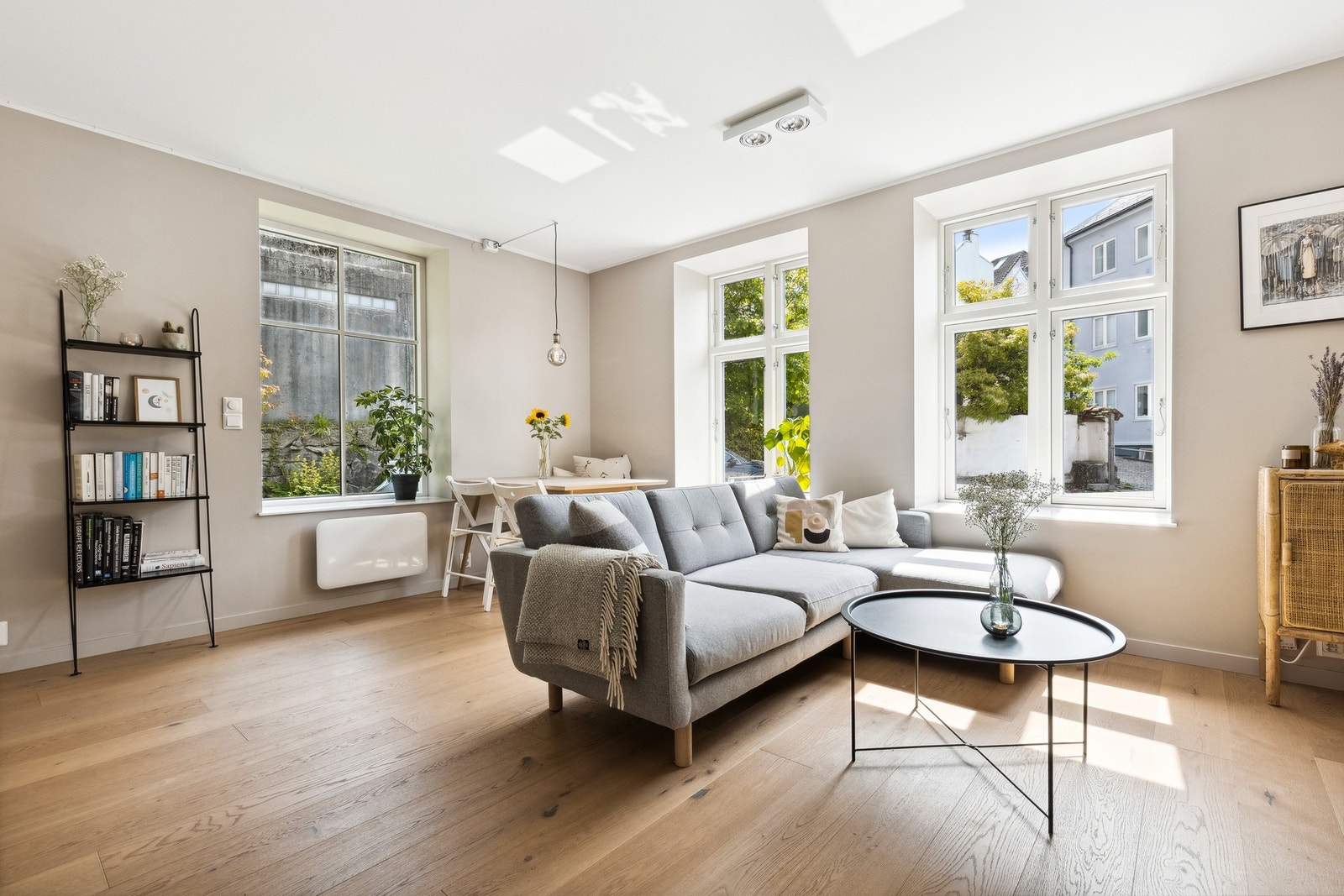 Leiligheten er malt i tidsriktige farger og har nydelig en-stavs eikeparkett på gulv Galleribilde