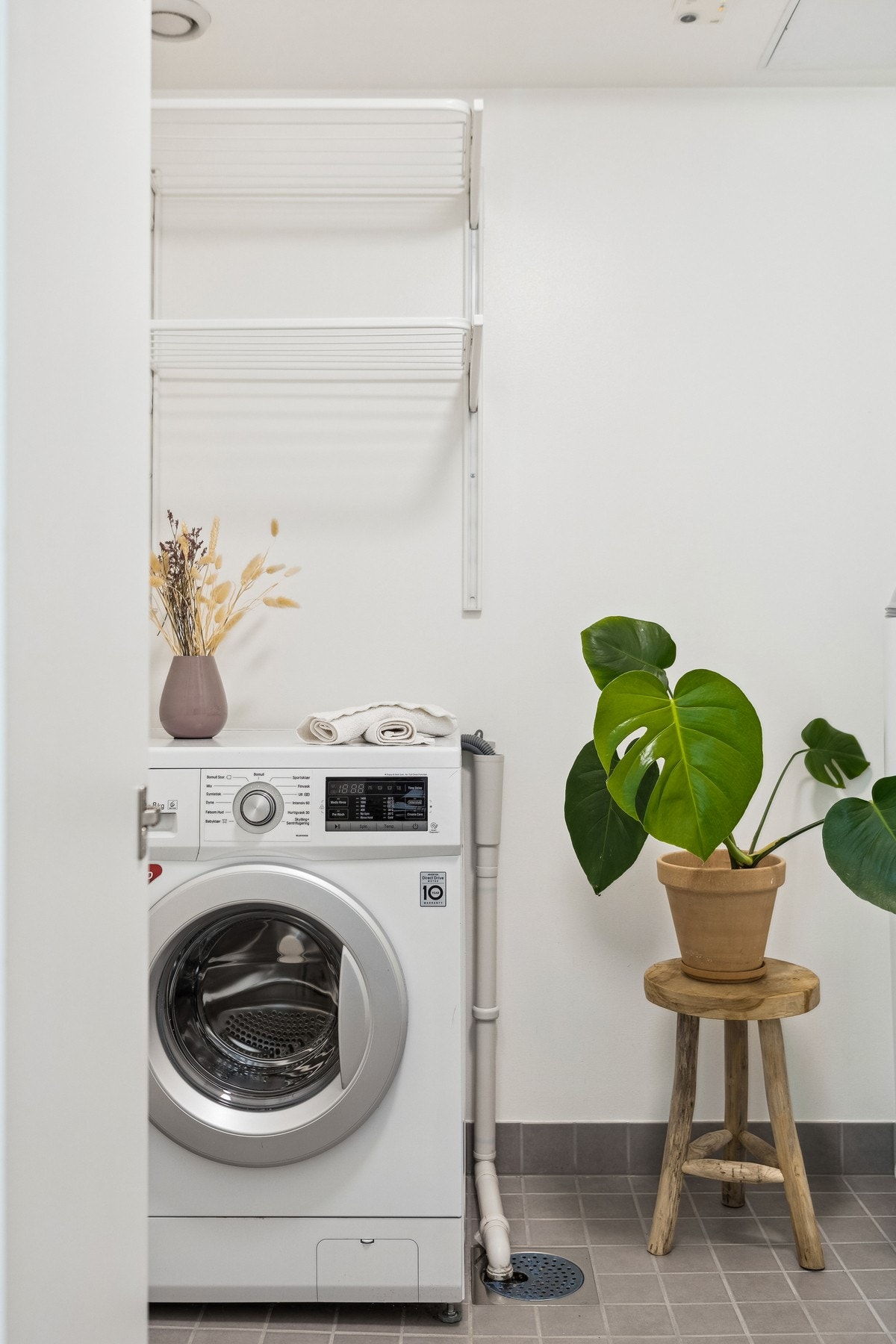 Her er det god plass til både vaskemaskin, tørketrommel og ulike oppbevaringsløsninger Galleribilde