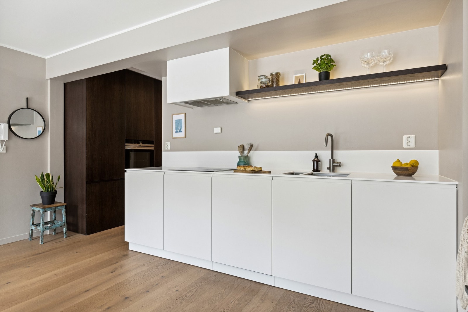 Kjøkkeninnredningen er videreført mot gangen, noe som gir svært god oppbevaringsplass Galleribilde