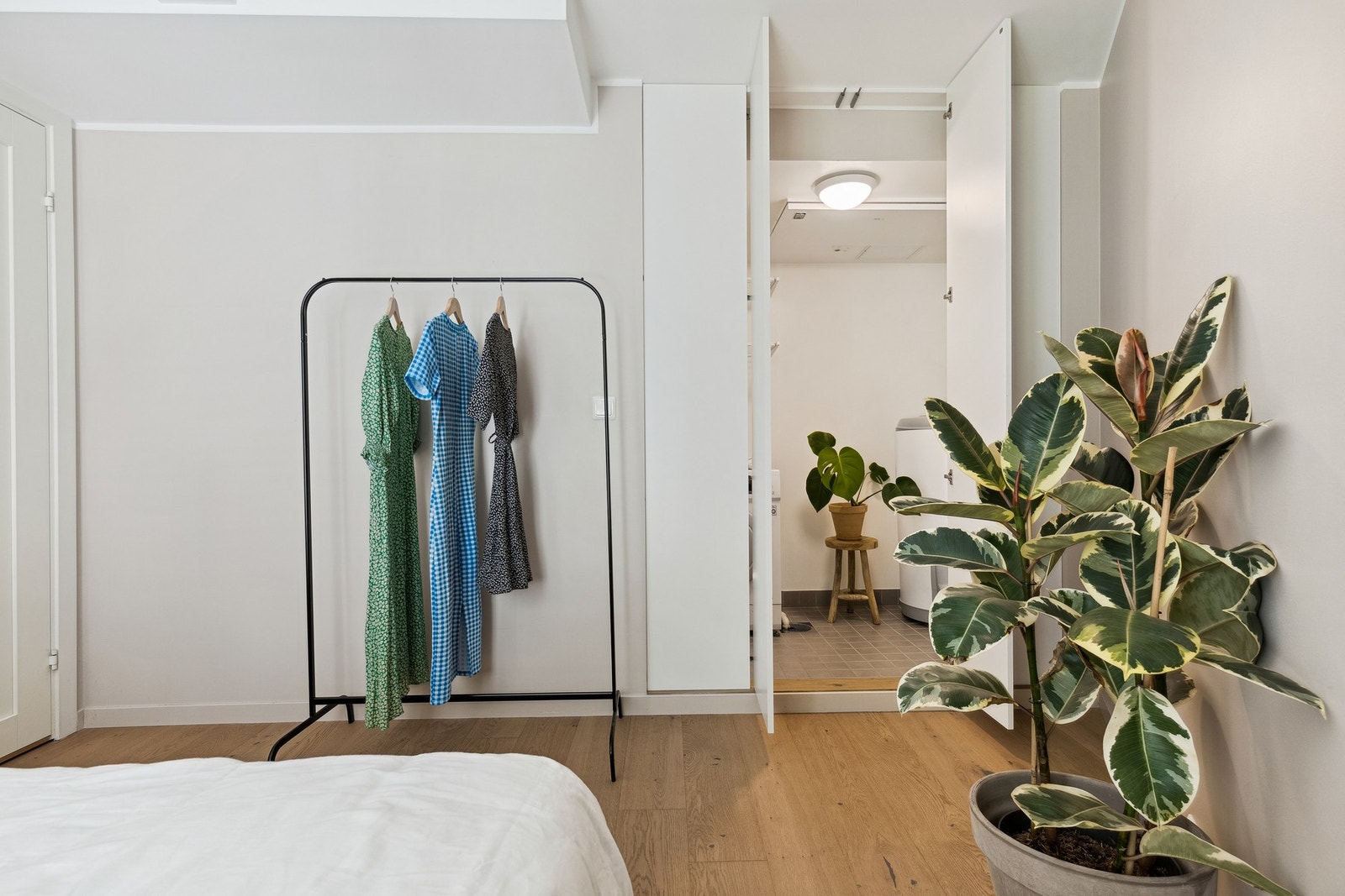 Fra det ene rommet har man adkomst til separat vaskerom Galleribilde