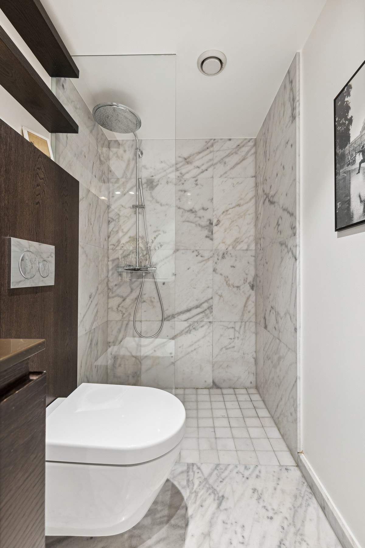 Her er det innredet med nedfelt servant, veggmontert toalett og dusjvegger Galleribilde