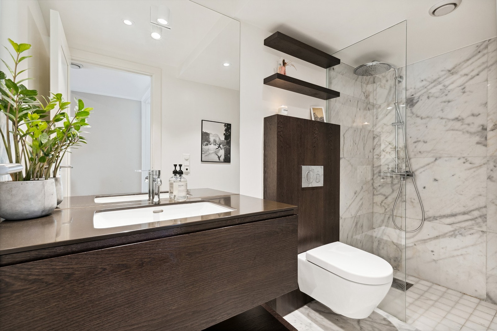 Badet er svært pent med malte vegger og flotte marmorfliser på gulv og i dusjsone Galleribilde