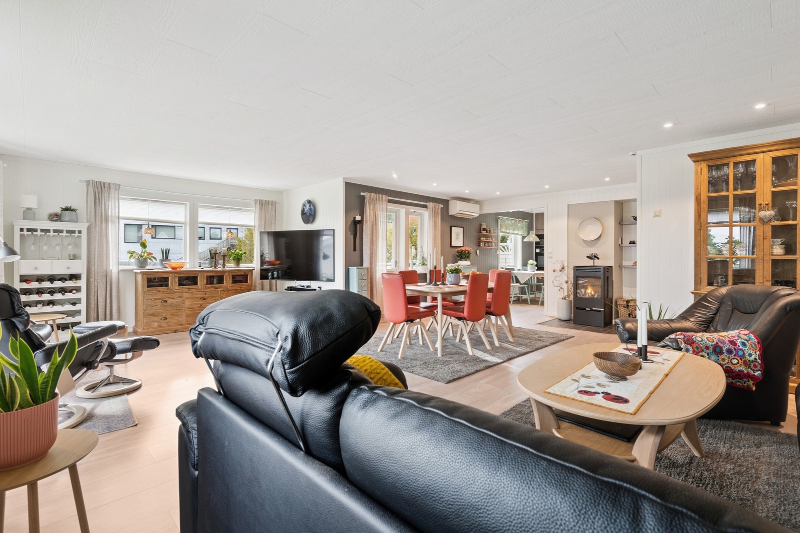 Lys og romslig stue med god plass til ønsket møblering. Galleribilde