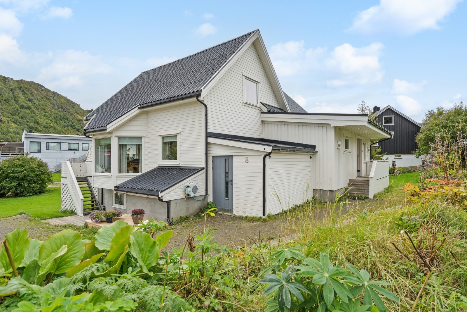 Velholdt og innholdsrik enebolig over to plan med dobbeltgarasje, garasje, 2 bad og 4 soverom. Galleribilde