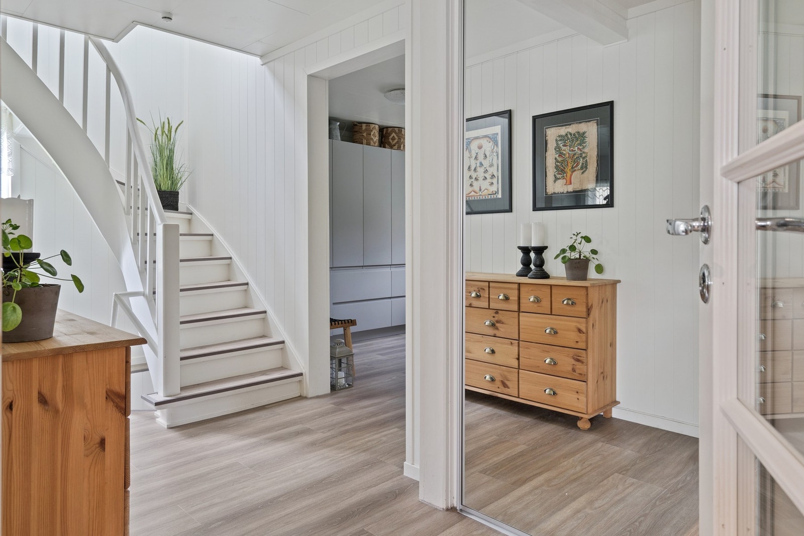 I gangen finner du skyvedørsgarderobe med helfigurspeil. Galleribilde