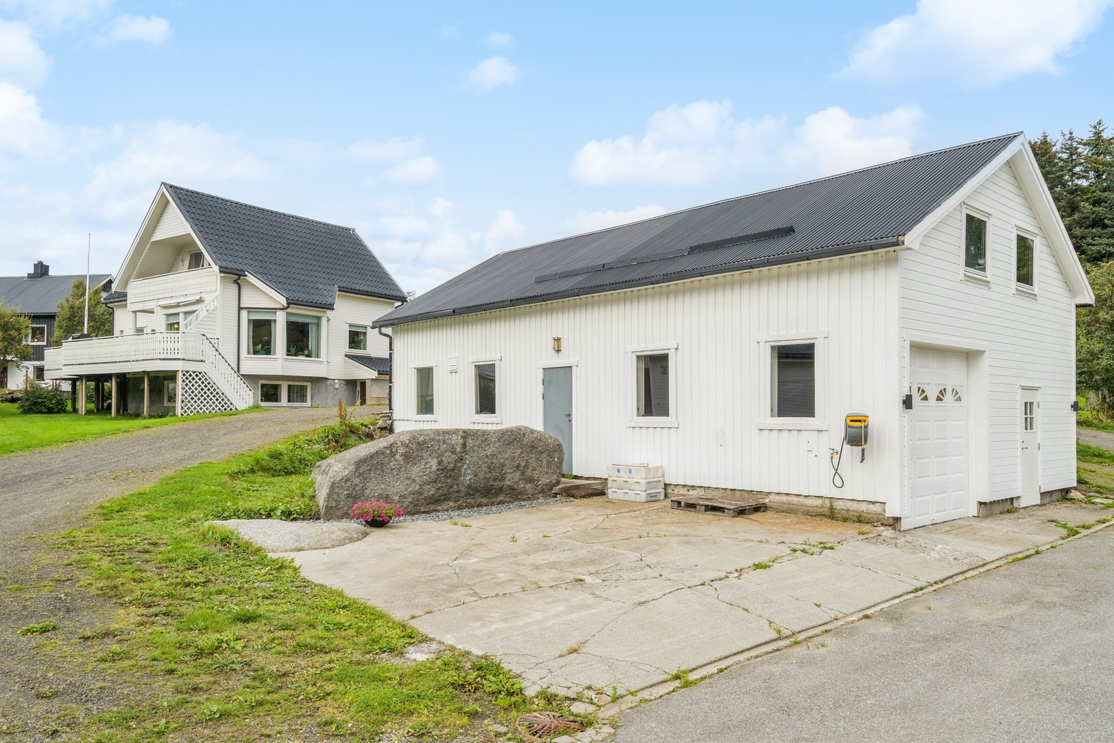 Garasjen deles med nabo. Her er det også et verksted. Galleribilde