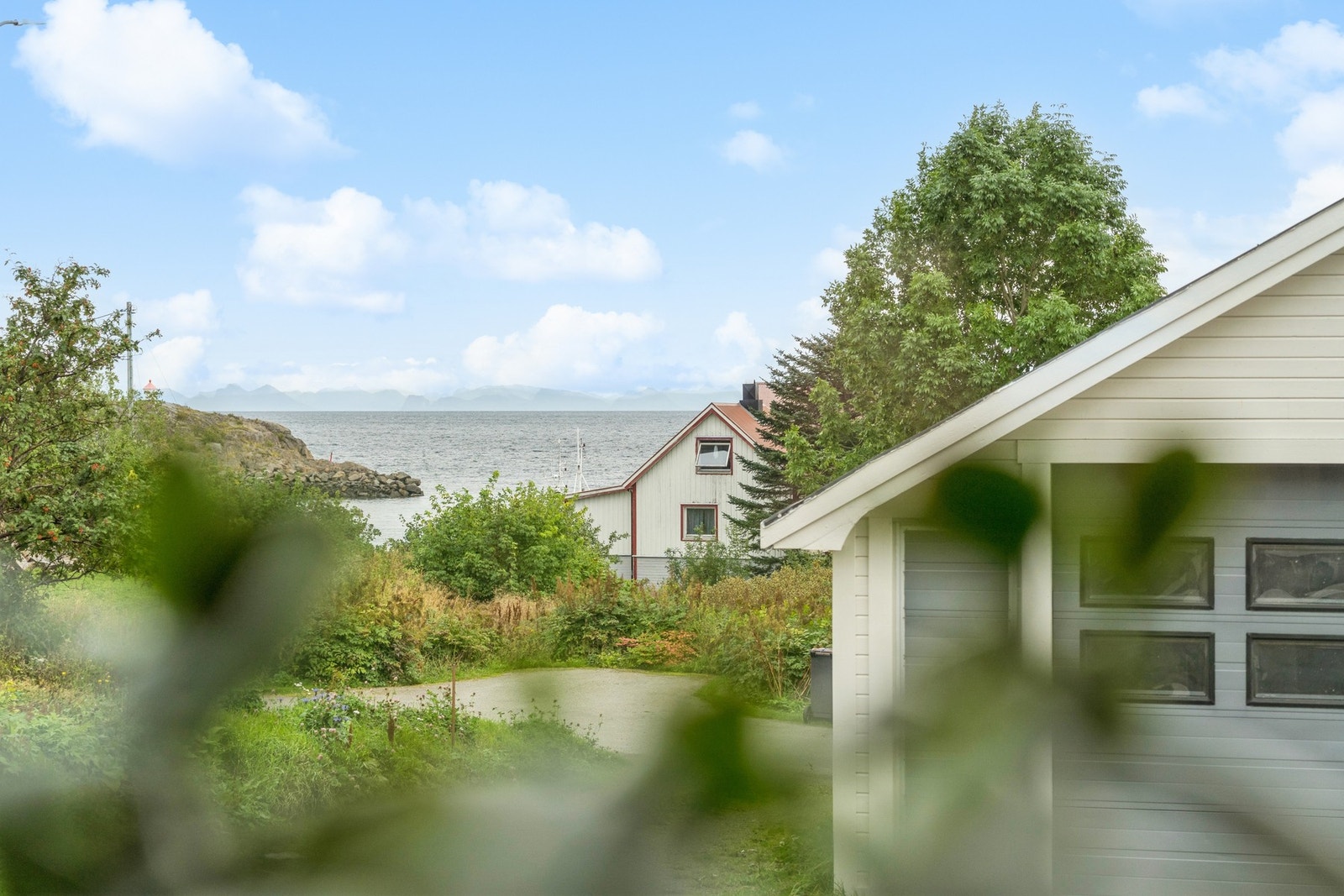 Fra stuevinduet ser du utover Vestfjorden. Galleribilde