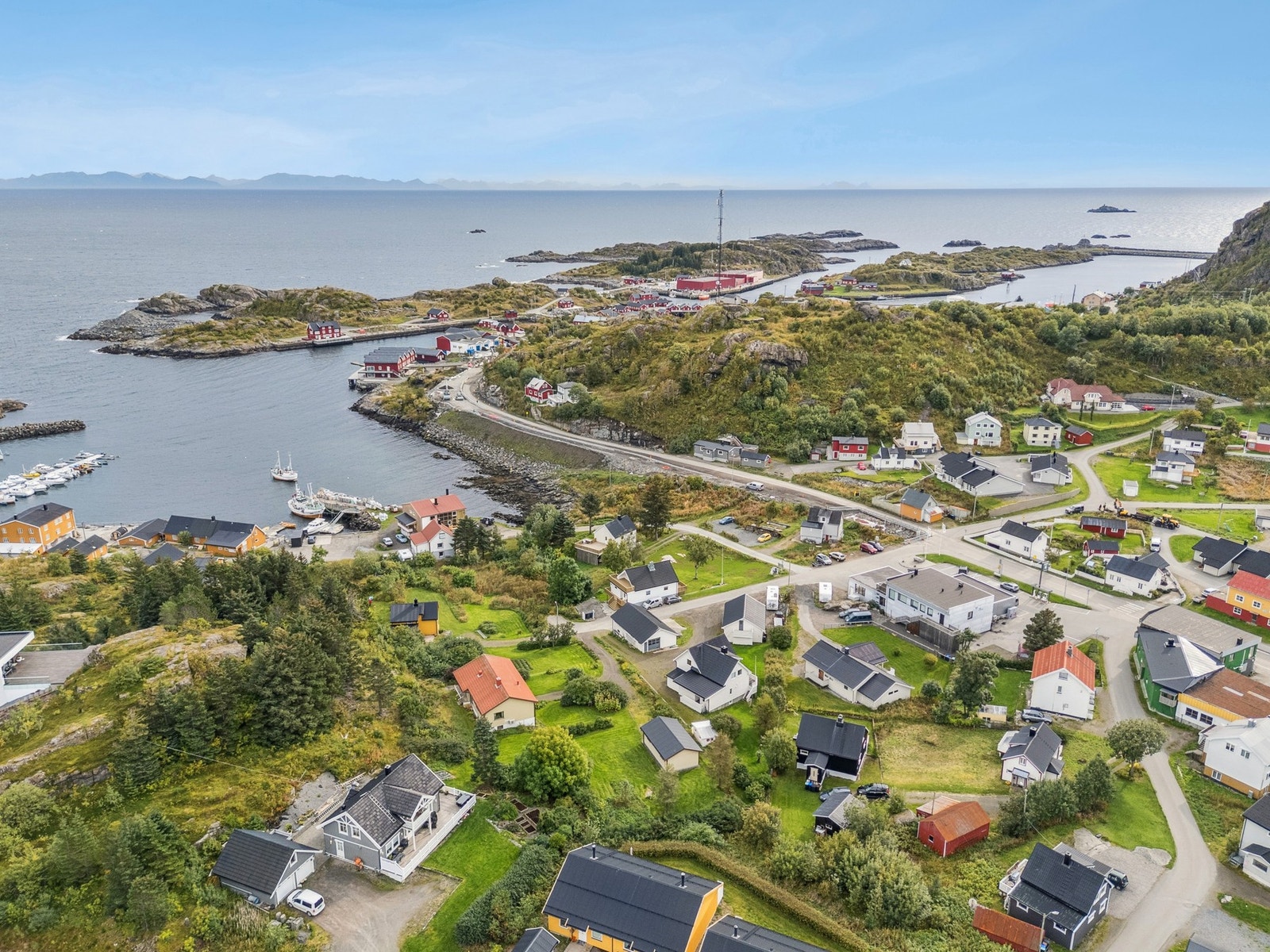 Eiendommen ligger nært sjø, rett ved matbutikken Joker og bussholdeplass rett ved! Galleribilde