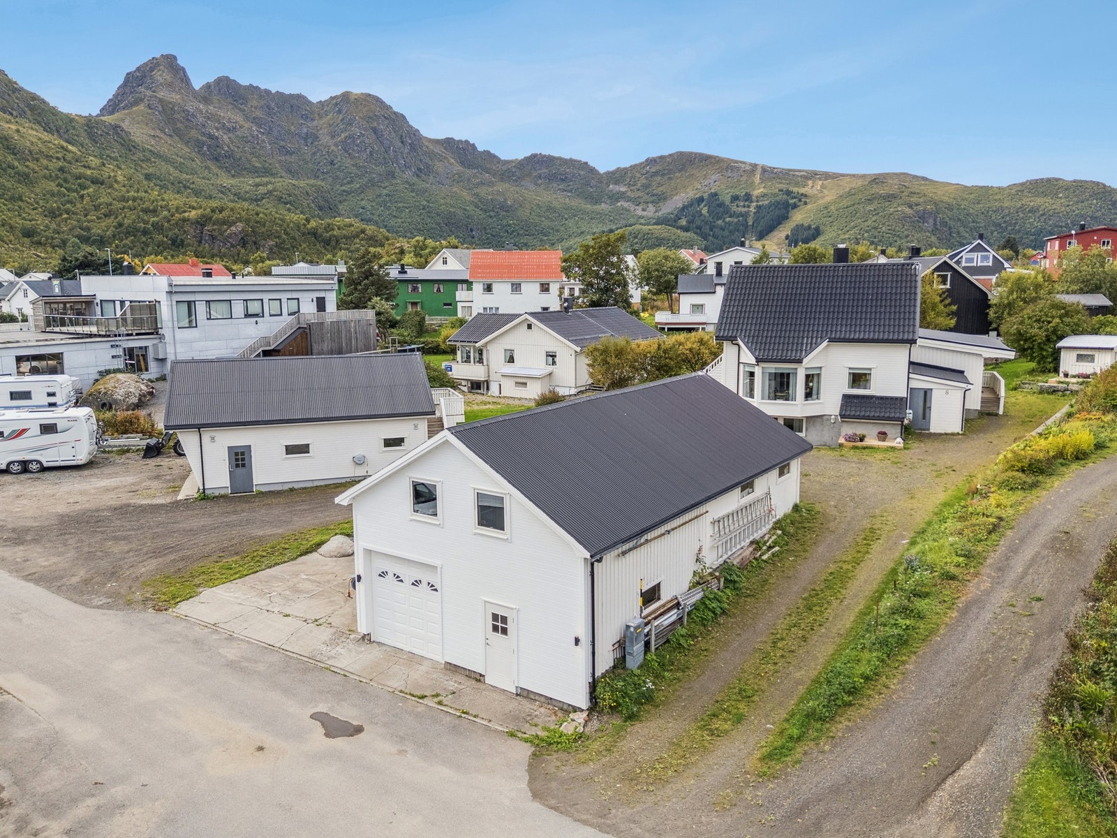 Fra eiendommen er det umiddelbar nærhet til dagligvarebutikken Joker. Galleribilde